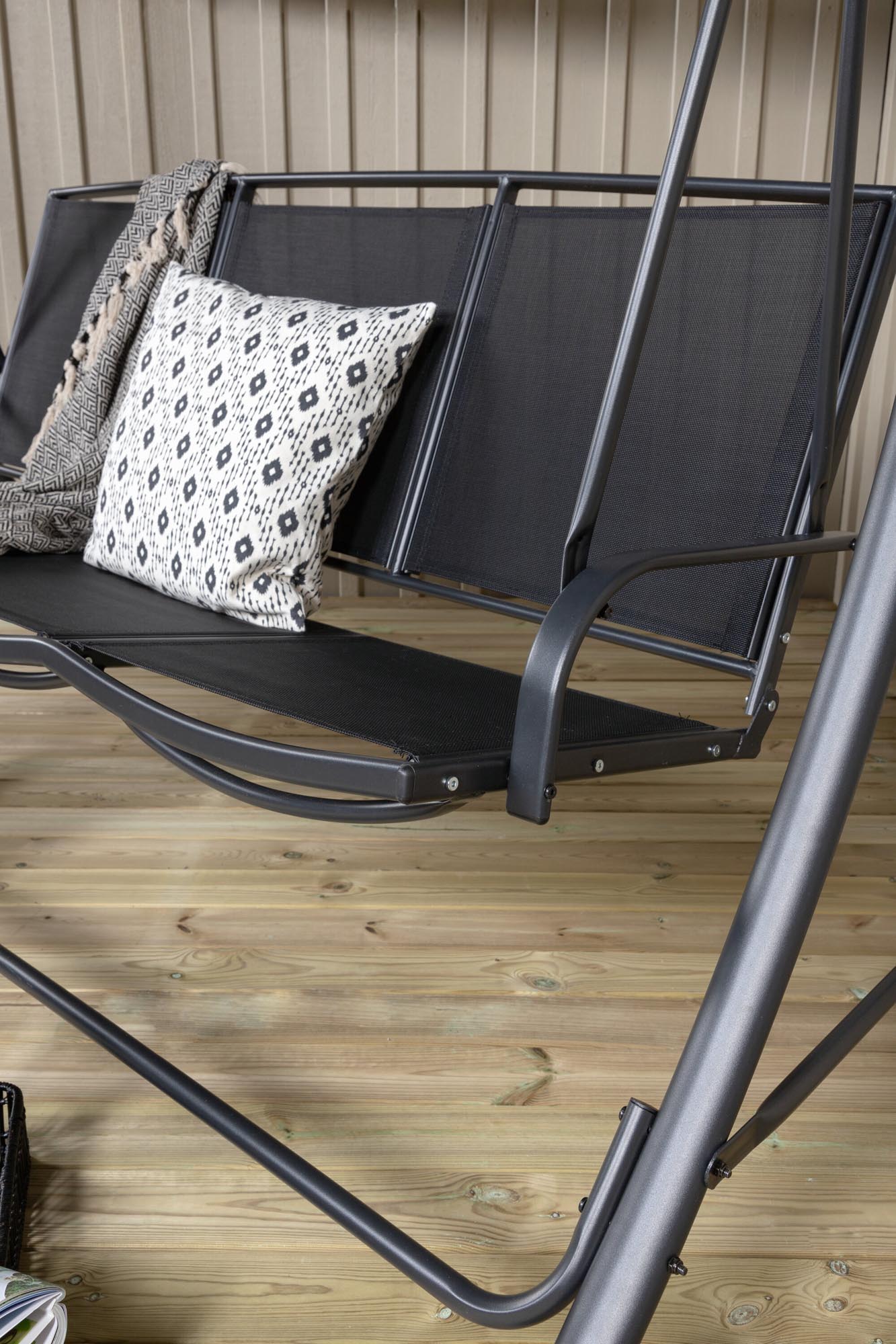 Madras Sofa in Schwarz präsentiert im Onlineshop von KAQTU Design AG. Schaukel Outdoor ist von Venture Home