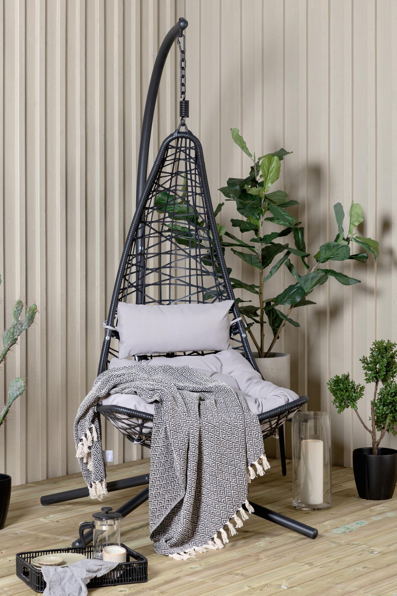 Edinburgh Hängesessel in Schwarz präsentiert im Onlineshop von KAQTU Design AG. Outdoor-Sessel ist von Venture Home
