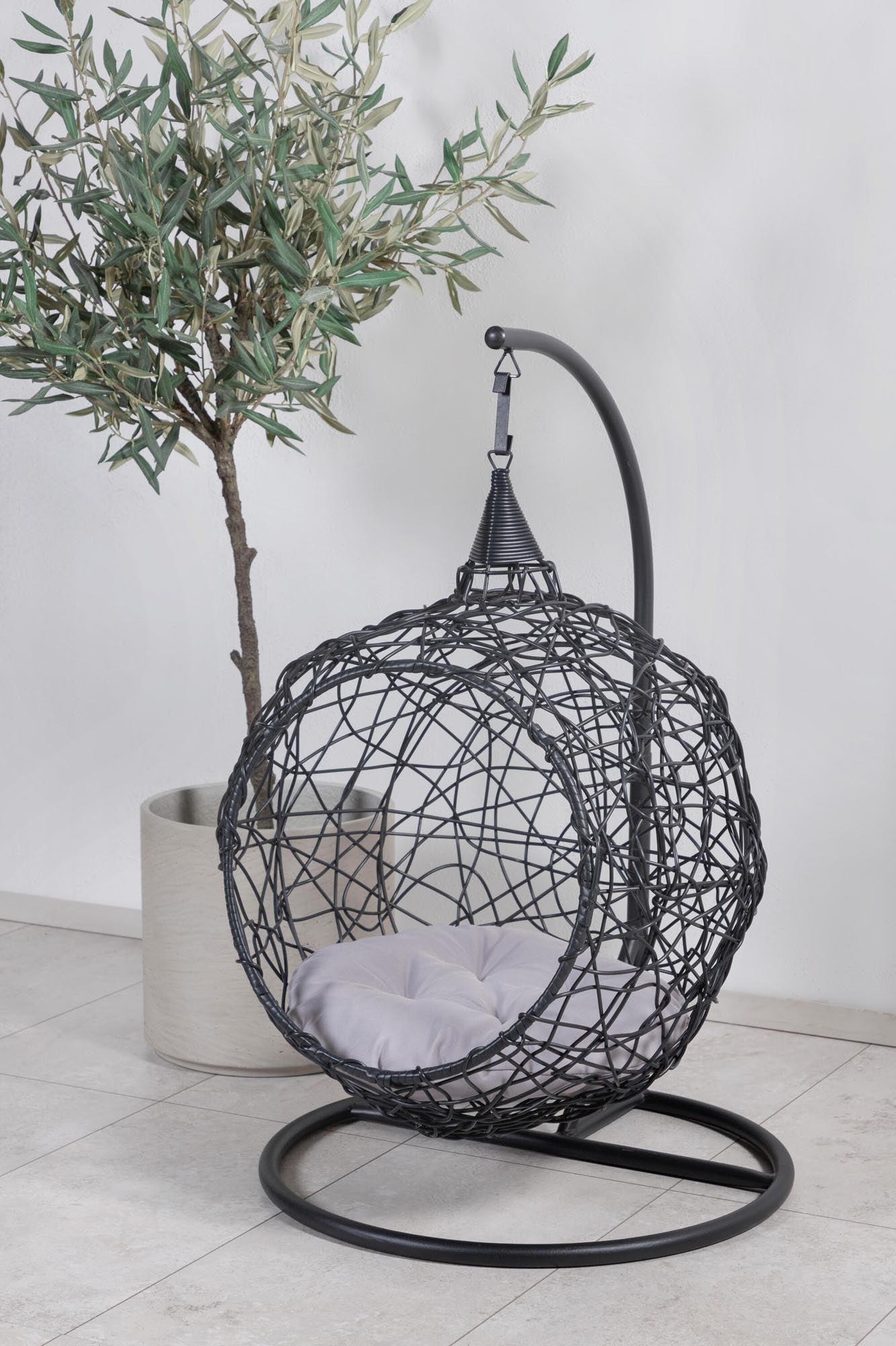 Lexi Hängesessel in Schwarz präsentiert im Onlineshop von KAQTU Design AG. Schaukel Outdoor ist von Venture Home