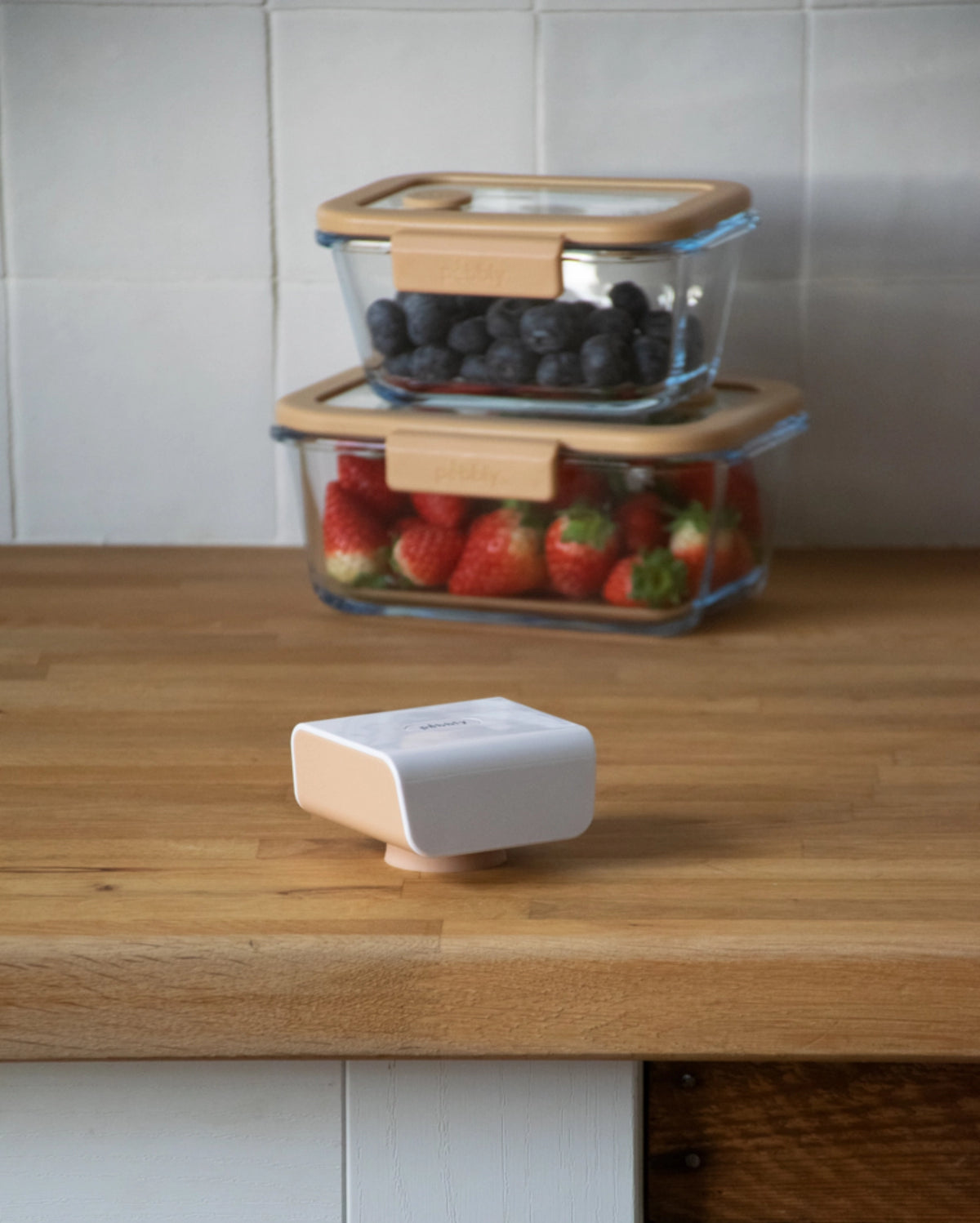 Pebbly Wiederaufladbare Vakuumpumpe elektrisch in Weiss präsentiert im Onlineshop von KAQTU Design AG. Küchengerät ist von Pebbly