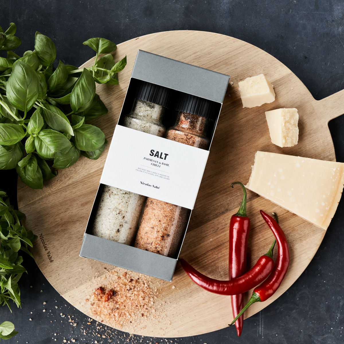 Geschenkbox, Nicolas Vahé Parmesan & Basil Salz & Chilli Salz in  präsentiert im Onlineshop von KAQTU Design AG. Lebensmittel ist von Nicolas Vahé