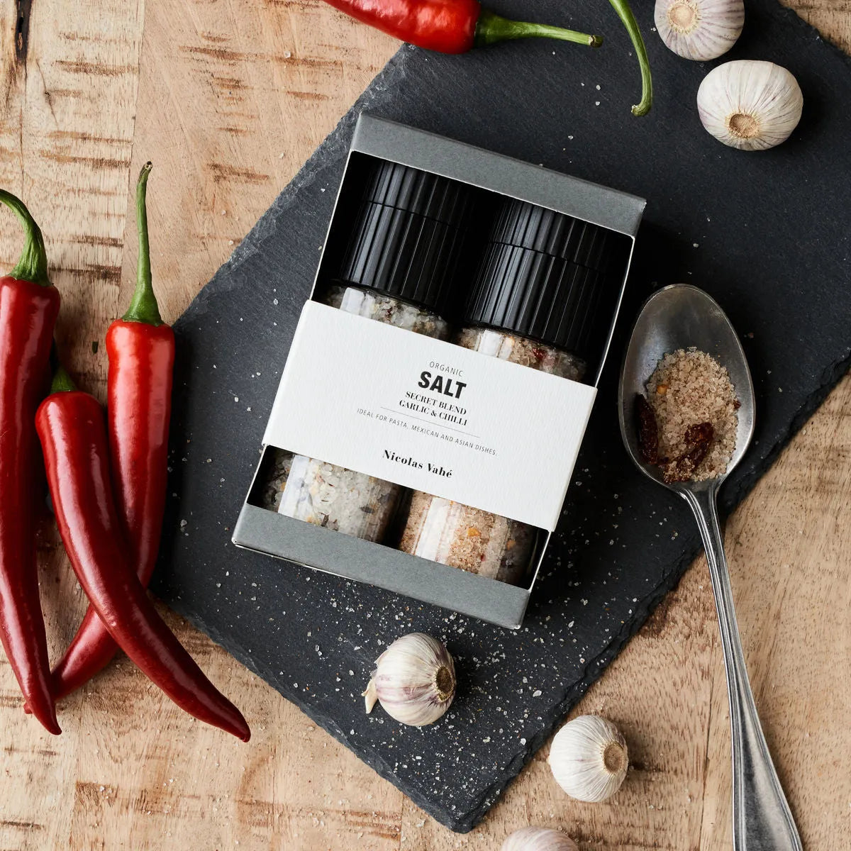 Verwöhne mit der Bio-Gewürzbox von Nicolas Vahé: Secret Blend & Chili-Knoblauch-Salz für köstliche Gerichte.