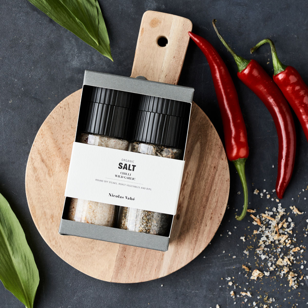 Geschenkbox, Nicolas Vahé Organic Chilli Salz & Wild Knoblauch in  präsentiert im Onlineshop von KAQTU Design AG. Lebensmittel ist von Nicolas Vahé