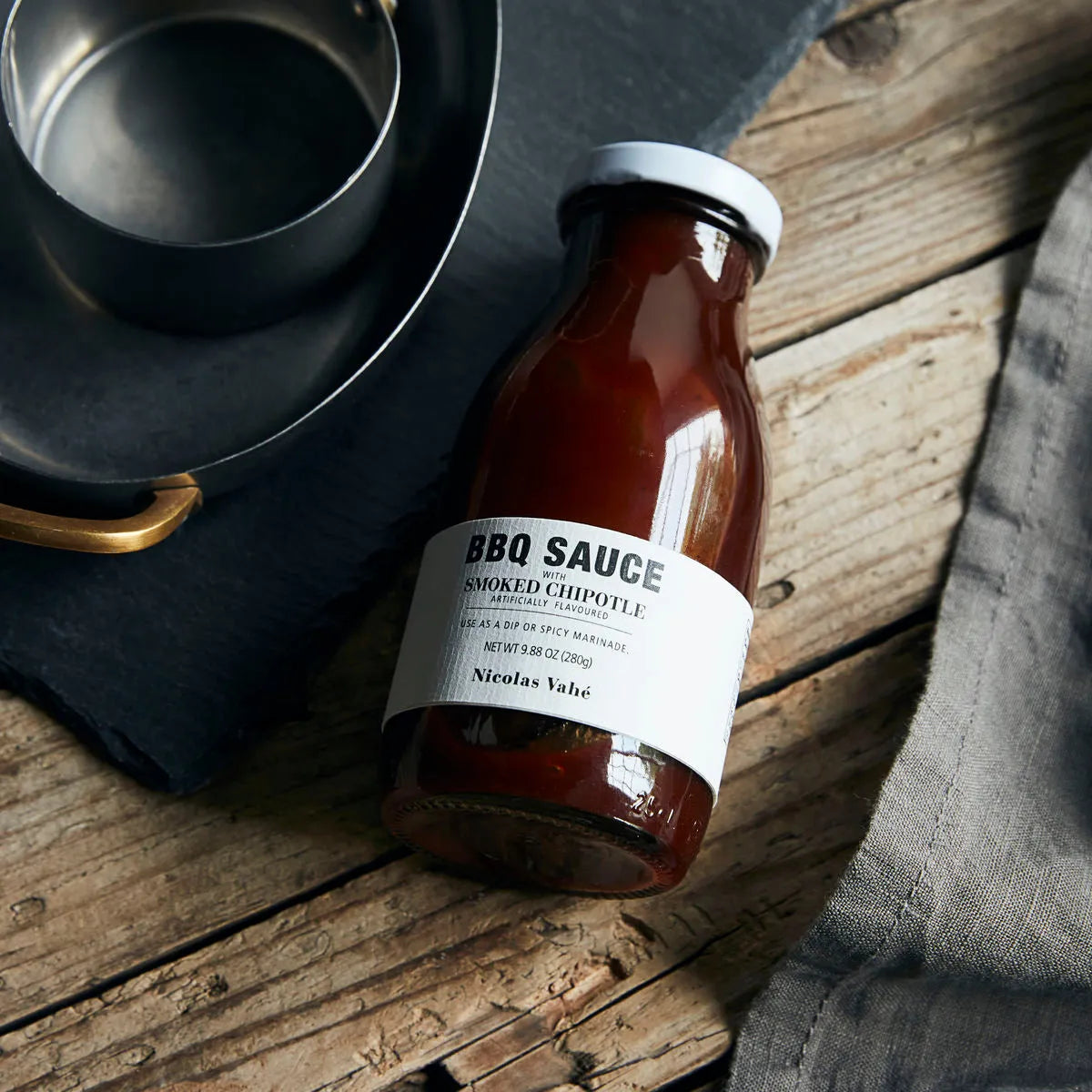 Barbecue Sauce, Smoked Chipotle in  präsentiert im Onlineshop von KAQTU Design AG. Lebensmittel ist von Nicolas Vahé