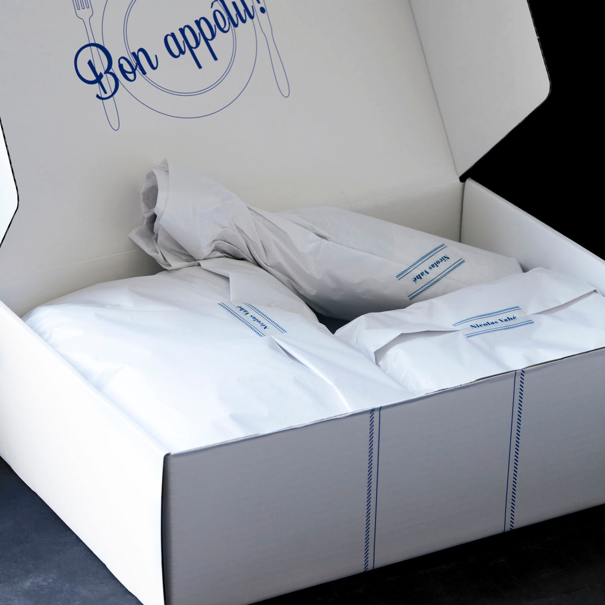 Geschenkbox, Large, Weiß in Weiß präsentiert im Onlineshop von KAQTU Design AG. Geschenksets ist von Nicolas Vahé