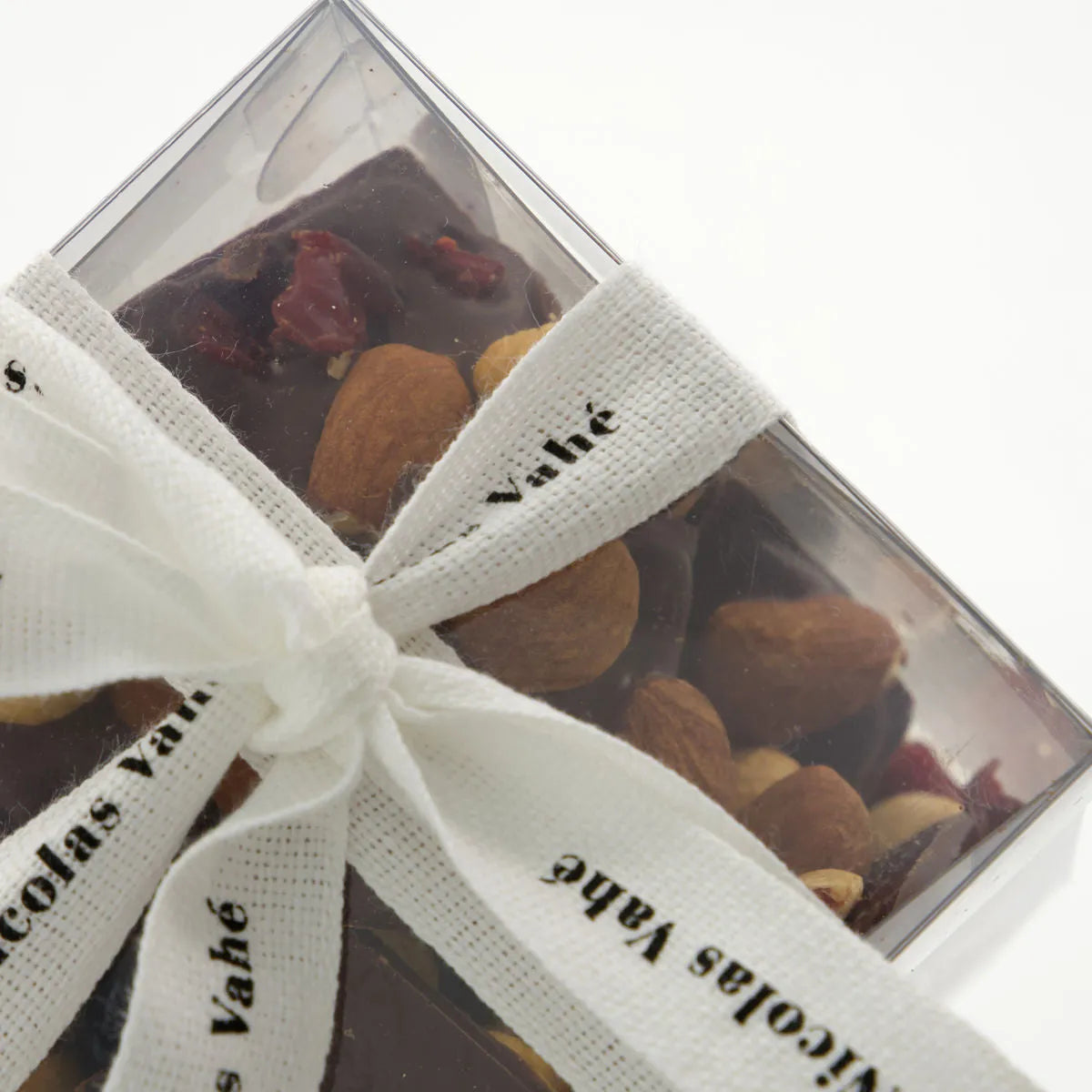 Dark chocolate - Dried fruits & nuts in Grün präsentiert im Onlineshop von KAQTU Design AG. Lebensmittel ist von Nicolas Vahé