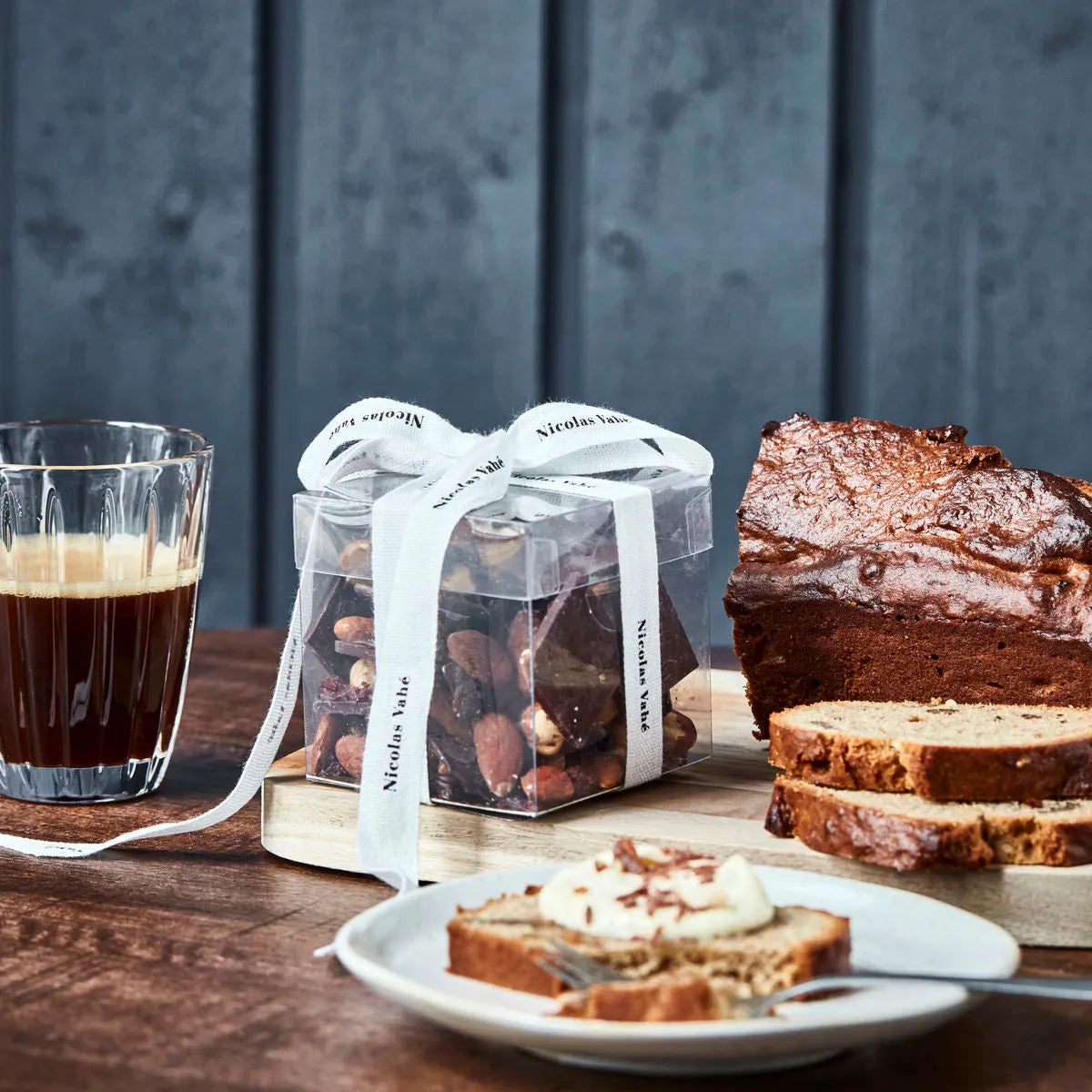 Dark chocolate - Dried fruits & nuts in Grün präsentiert im Onlineshop von KAQTU Design AG. Lebensmittel ist von Nicolas Vahé