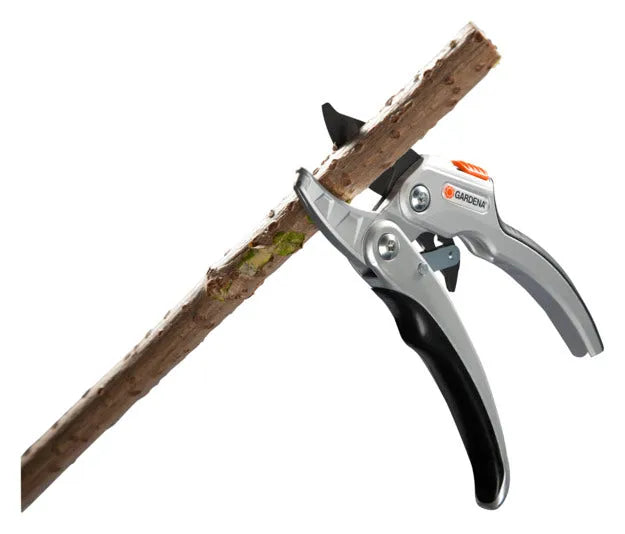 Die GARDENA Comfort SmartCut Ratschenschere bietet kraftvolles und präzises Schneiden mit ergonomischem Design für komfortable Gartenarbeit.