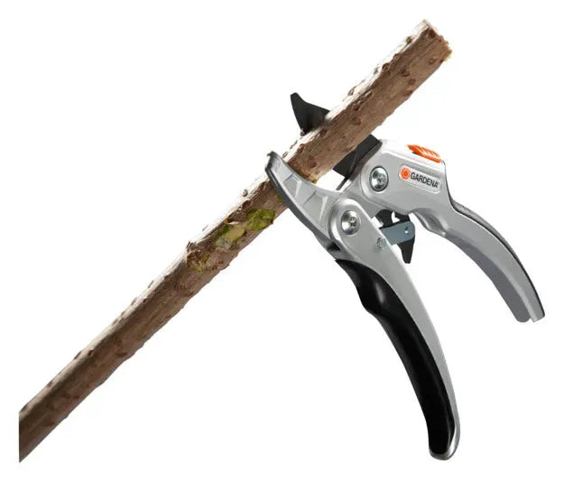 Die GARDENA Comfort SmartCut Ratschenschere bietet kraftvolles und präzises Schneiden mit ergonomischem Design für komfortable Gartenarbeit.