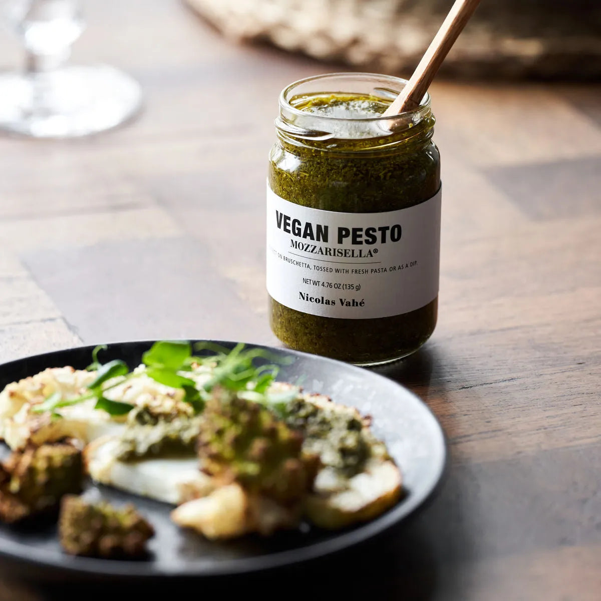 Vegan pesto mit mozzarisella in Elfenbein präsentiert im Onlineshop von KAQTU Design AG. Lebensmittel ist von Nicolas Vahé