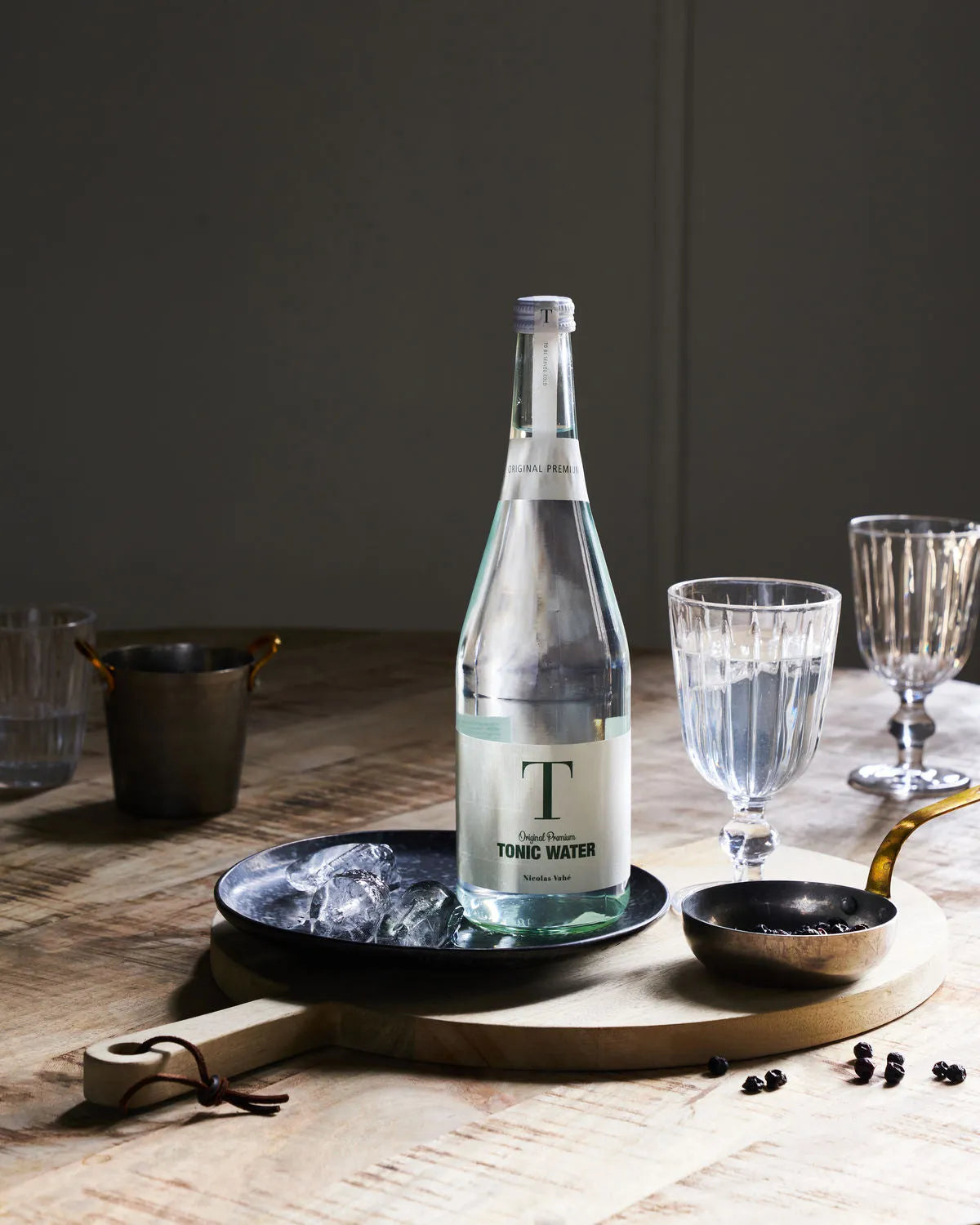 Tonic, water in  präsentiert im Onlineshop von KAQTU Design AG. Lebensmittel ist von Nicolas Vahé