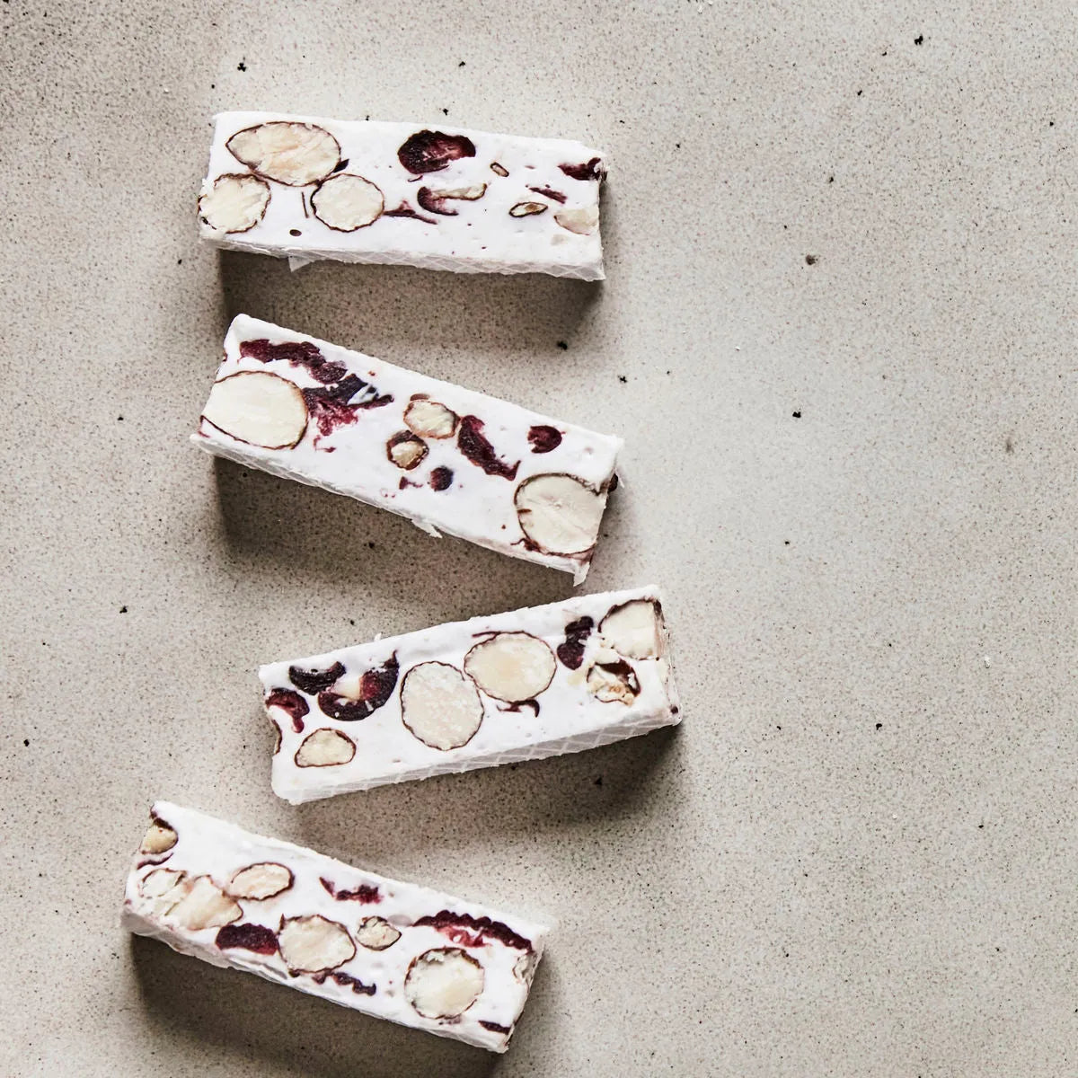 Soft Nougat, Cranberries in  präsentiert im Onlineshop von KAQTU Design AG. Lebensmittel ist von Nicolas Vahé