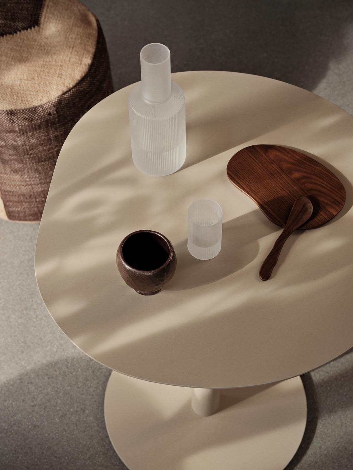 Pond Café Table  in  Cashmere präsentiert im Onlineshop von KAQTU Design AG. Beistelltisch ist von Ferm Living