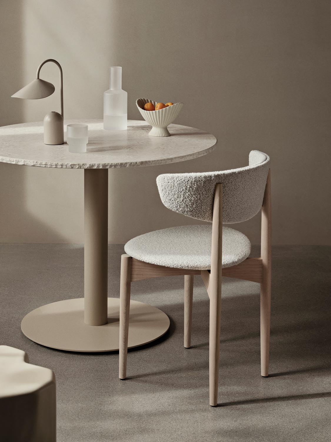 Stilvoller Esstisch aus Bianco-Curia-Marmor von Ferm Living.