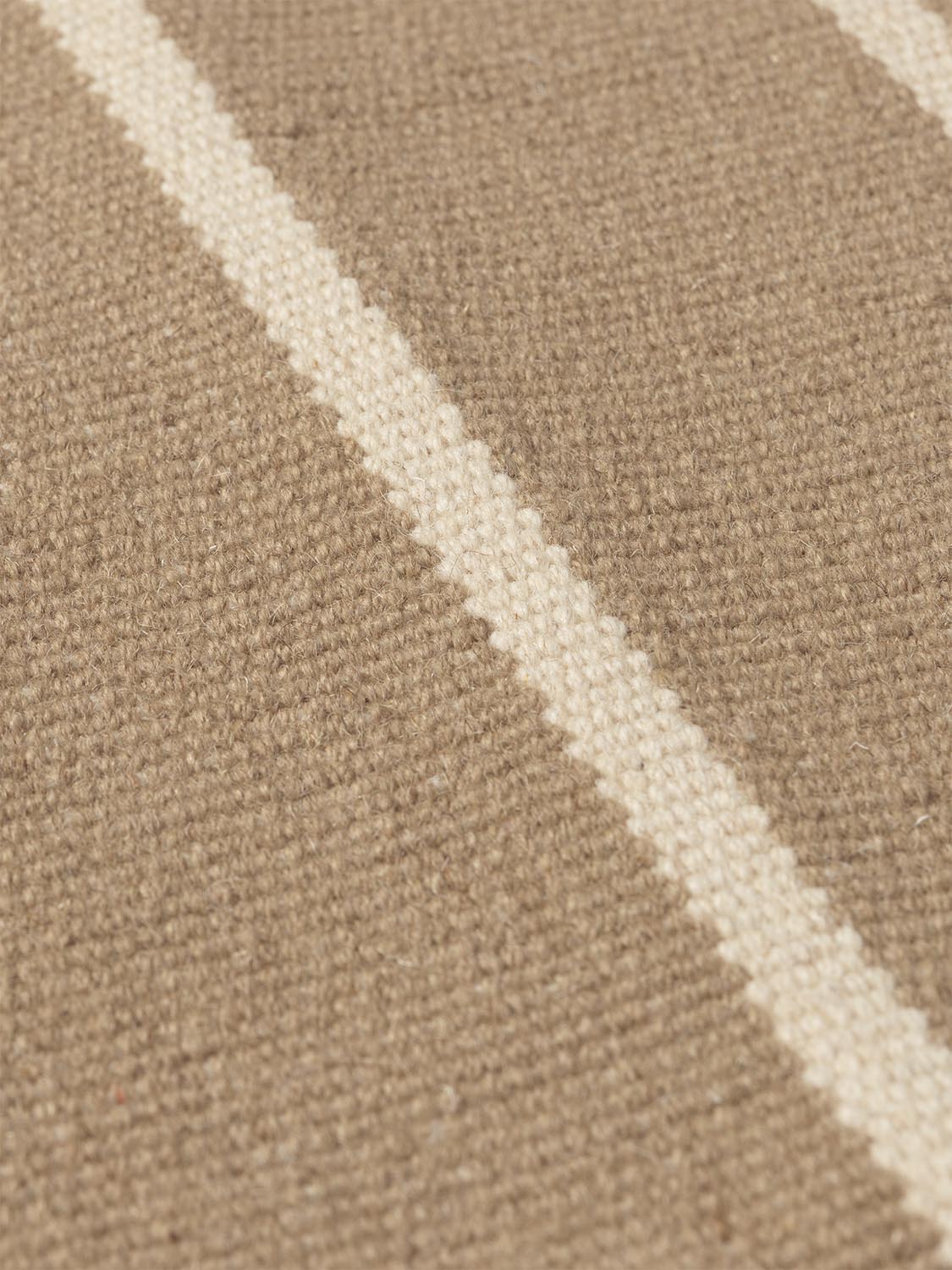 Calm Kelim Mat 50 x 70  in  Darkwhite Sand/Off präsentiert im Onlineshop von KAQTU Design AG. Teppich ist von Ferm Living