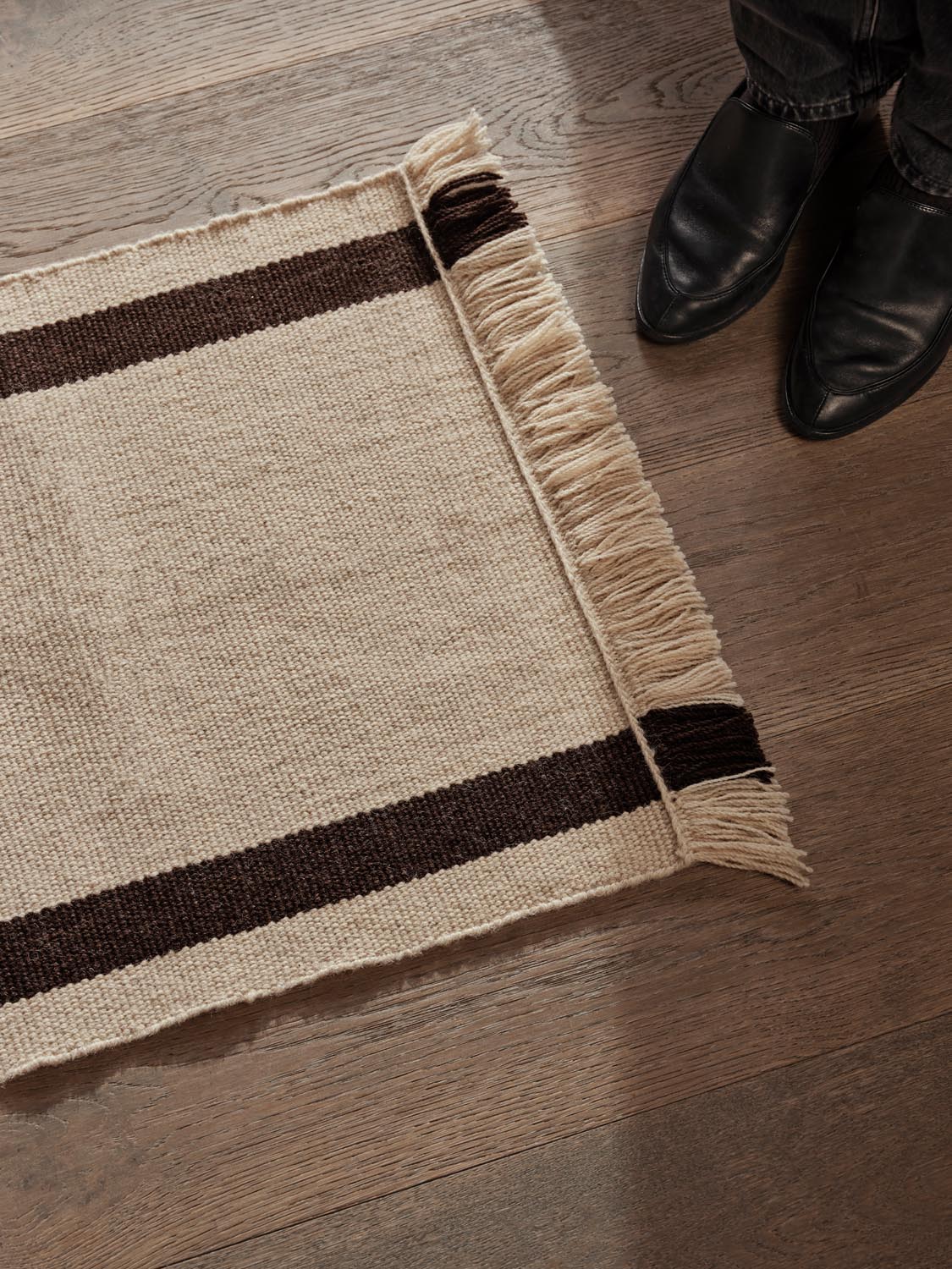 Calm Kelim Mat 50 x 70  in  Offwhite/Coffee präsentiert im Onlineshop von KAQTU Design AG. Teppich ist von Ferm Living