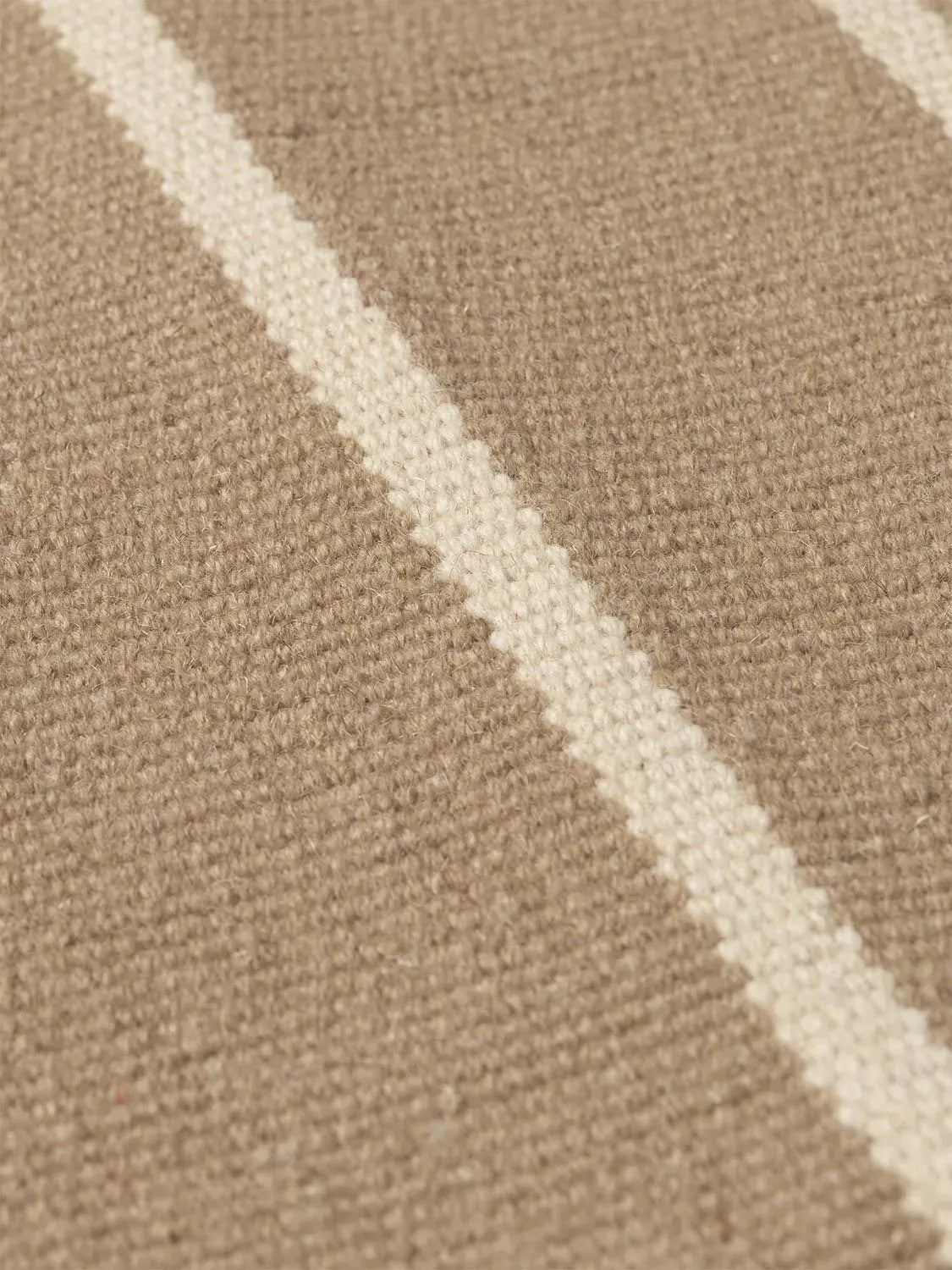 Calm Kelim Teppich 140 x 200  in  Dark Sand/Offwhite präsentiert im Onlineshop von KAQTU Design AG. Teppich ist von Ferm Living