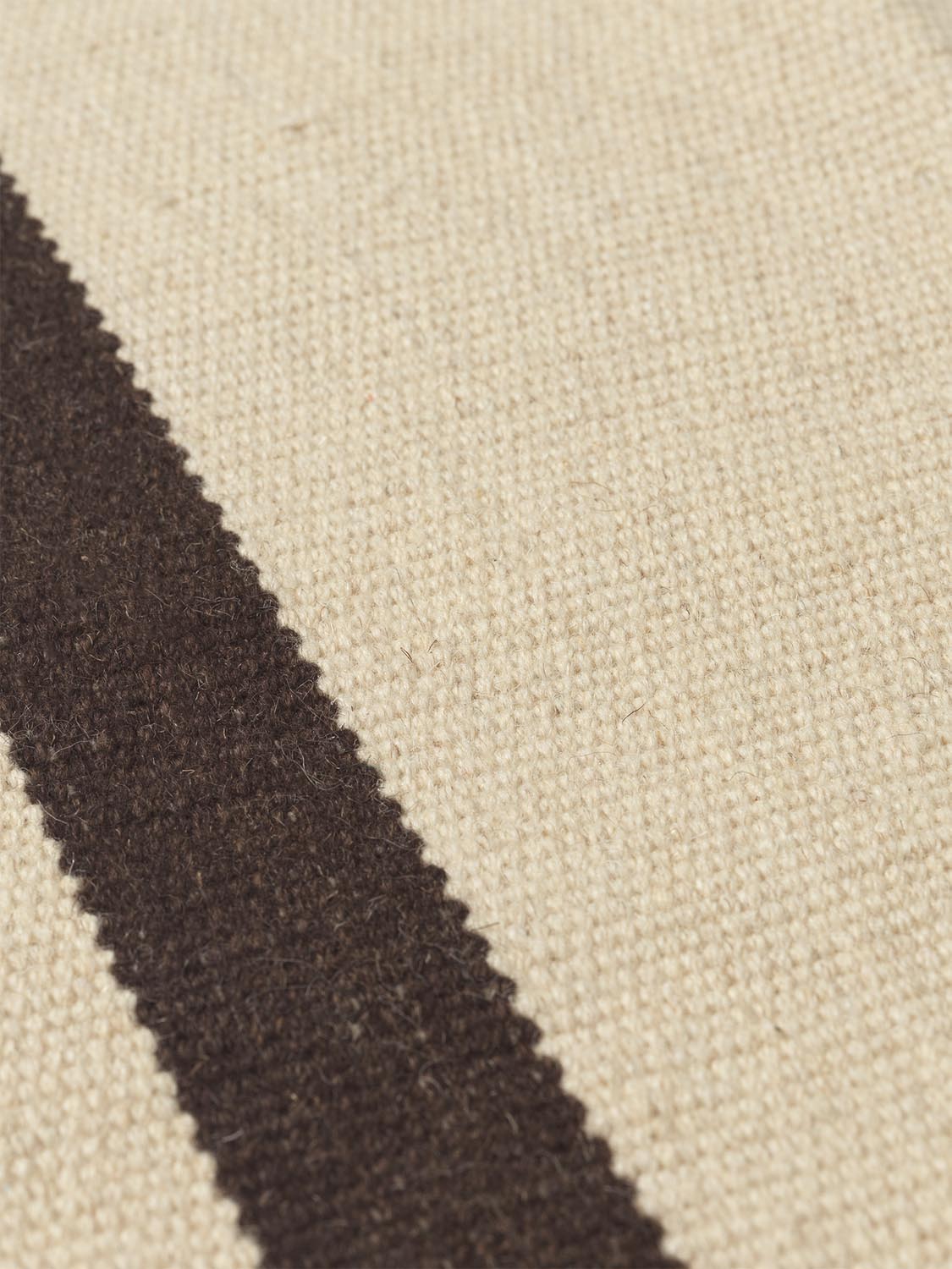 Entdecken Sie den einzigartigen Calm Kelim Teppich 140 x 200 von Ferm Living – ein stilvolles Kunstwerk aus 100 % Wolle, handgefertigt und langlebig.