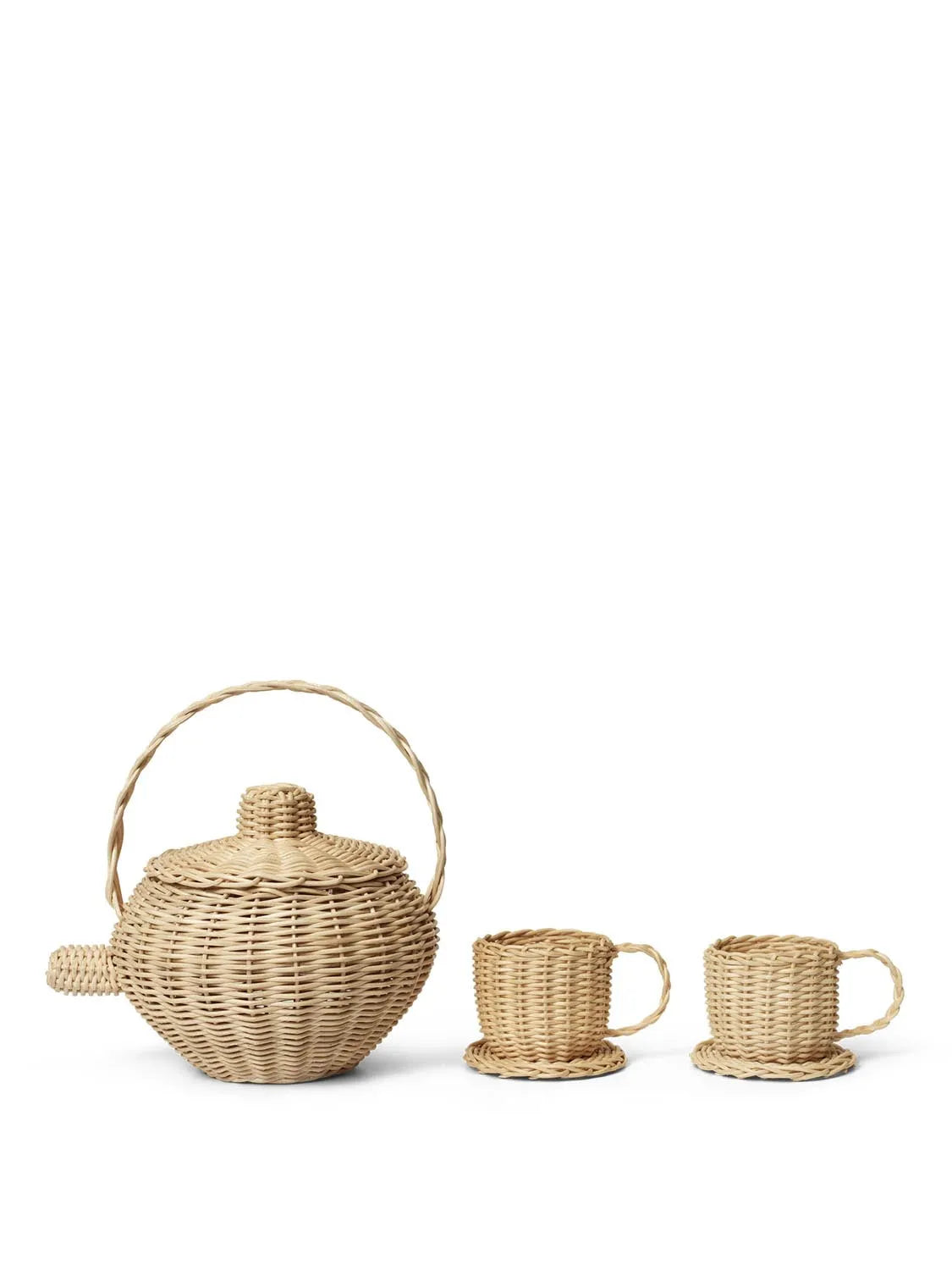 Ein handgefertigtes Rattan-Teeset von Ferm Living, ideal für fantasievolle Rollenspiele und nachhaltiges, kreatives Spiel.