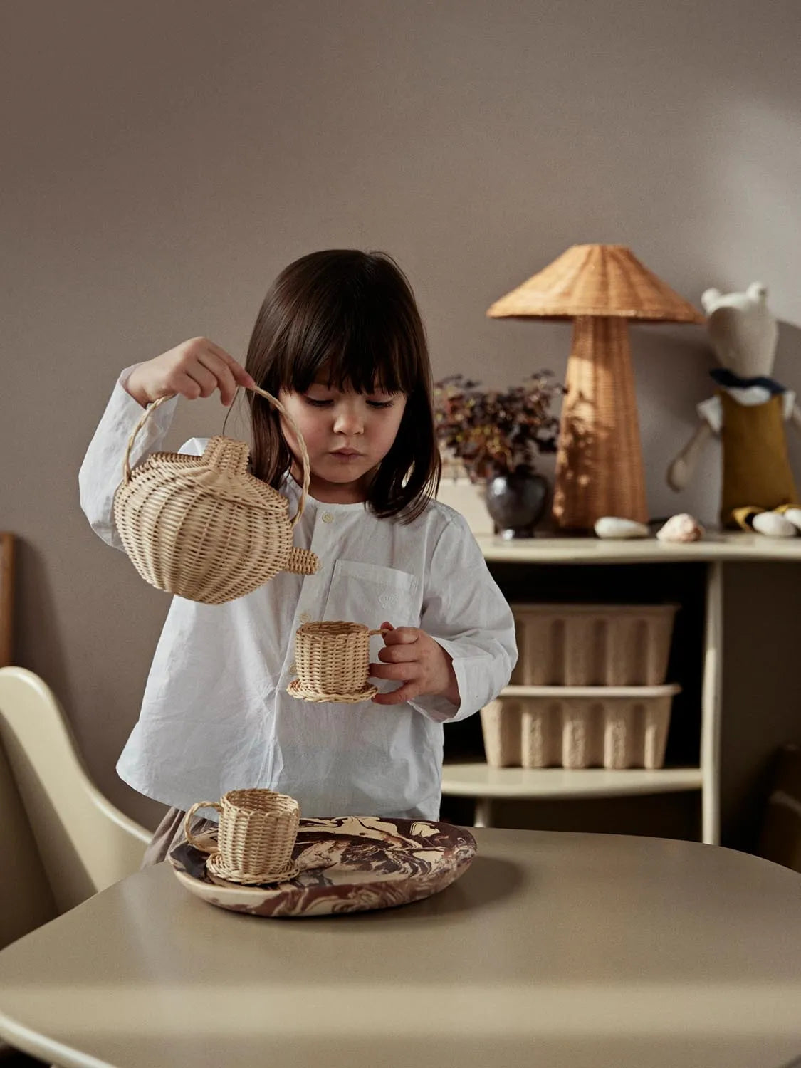 Elegantes Rattan-Teeset von Ferm Living für stilvolle Teestunden.