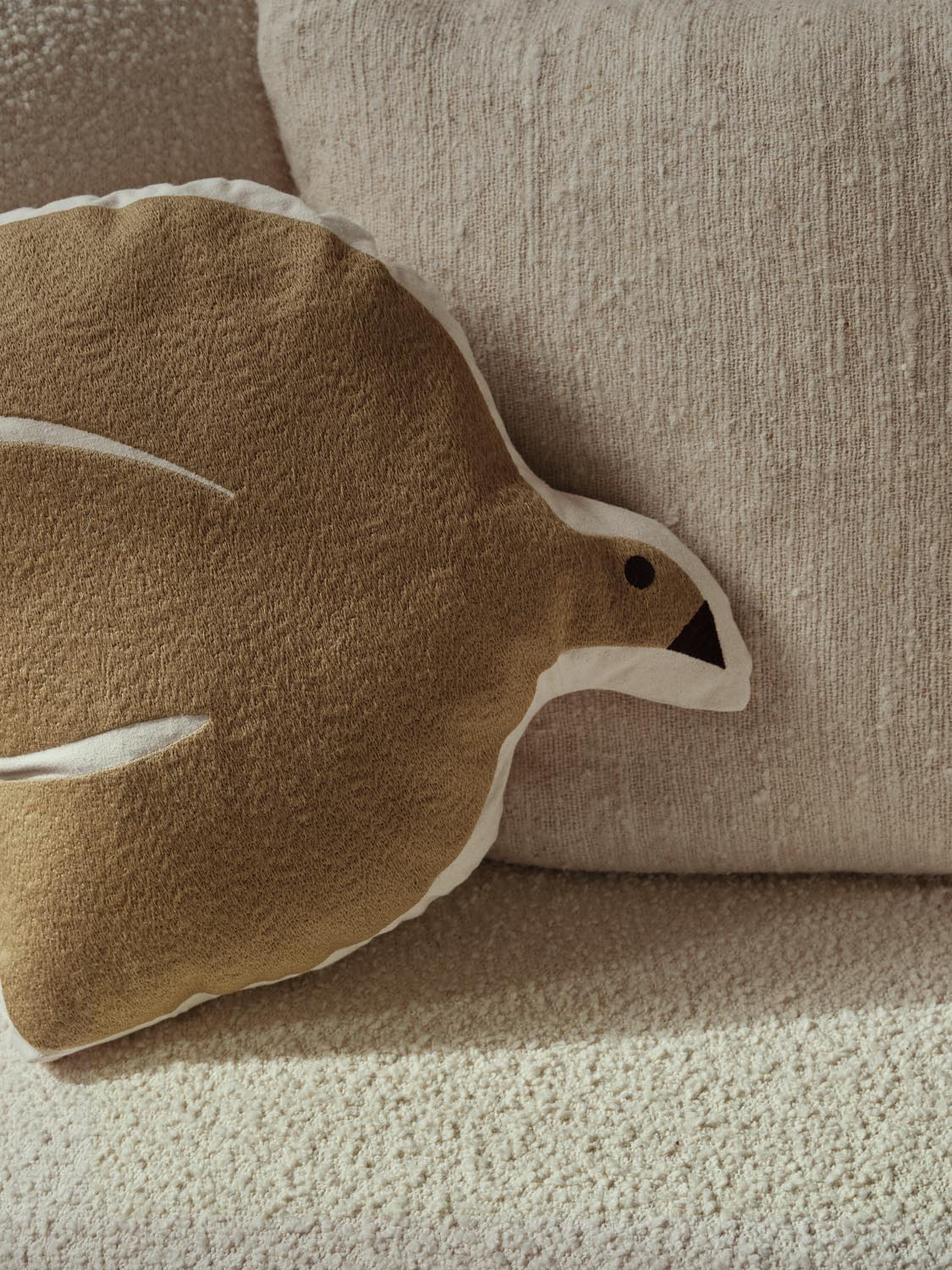 Swif Bird Kissen  in  Silver Fern präsentiert im Onlineshop von KAQTU Design AG. Deko Kissen ist von Ferm Living