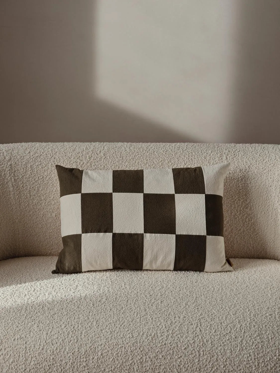 Fold Patchwork Kissen  in  Dark Olive /Undyed präsentiert im Onlineshop von KAQTU Design AG. Deko Kissen ist von Ferm Living