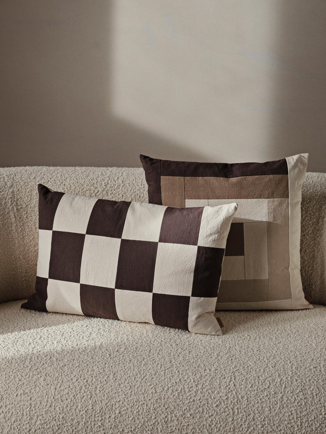 Fold Patchwork Kissen  in  Coffee/Undyed präsentiert im Onlineshop von KAQTU Design AG. Deko Kissen ist von Ferm Living