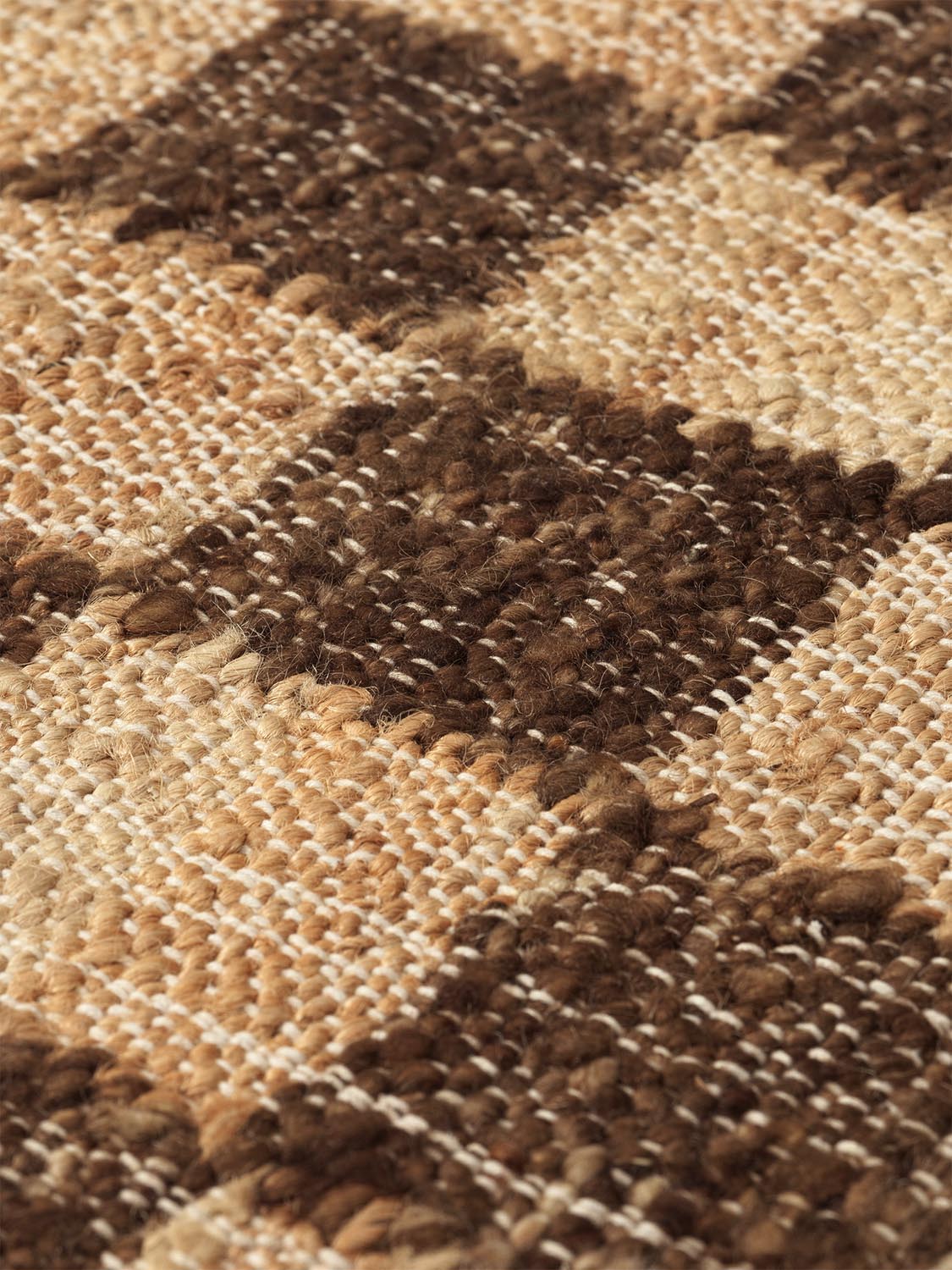 Check Wool Jute Runner 70 x 180  in  Coffee/Natural präsentiert im Onlineshop von KAQTU Design AG. Teppich ist von Ferm Living