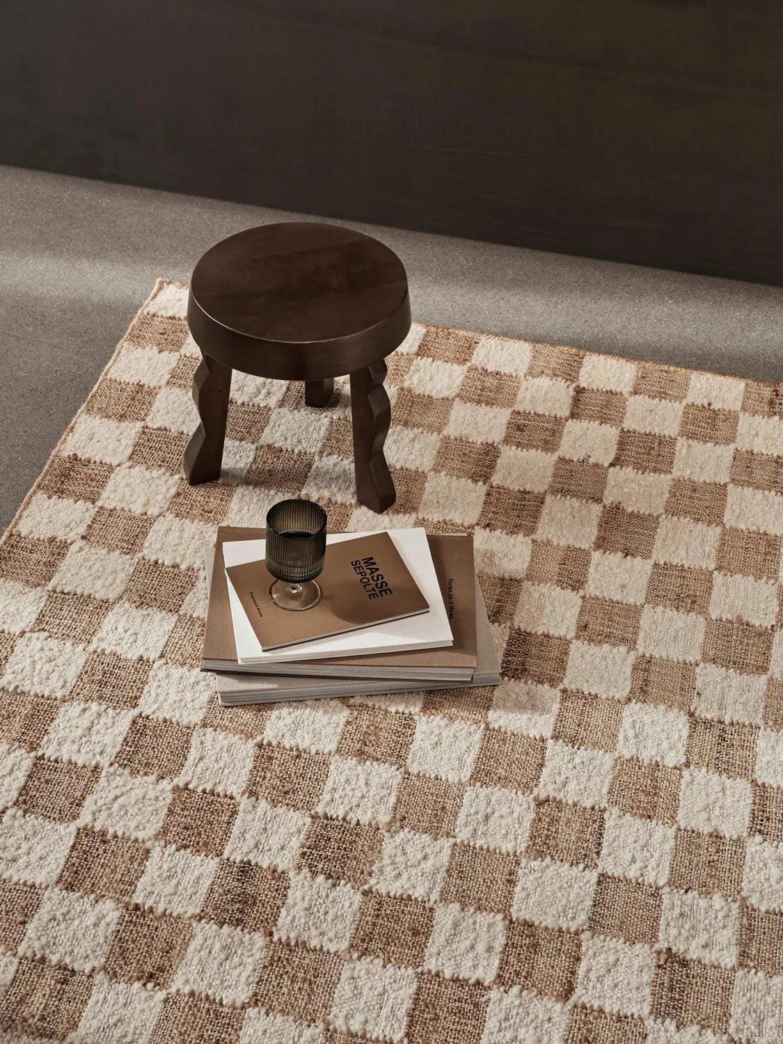 Eleganter Check Wool Jute Teppich 140x200 von Ferm Living.