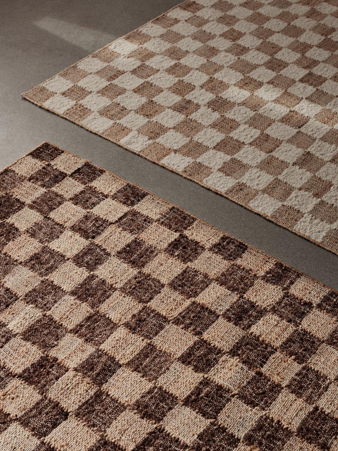 Der Check Wool Jute Teppich von Ferm Living (200x300 cm) vereint Wolle, Jute und Baumwolle in einem zeitlosen Karomuster.