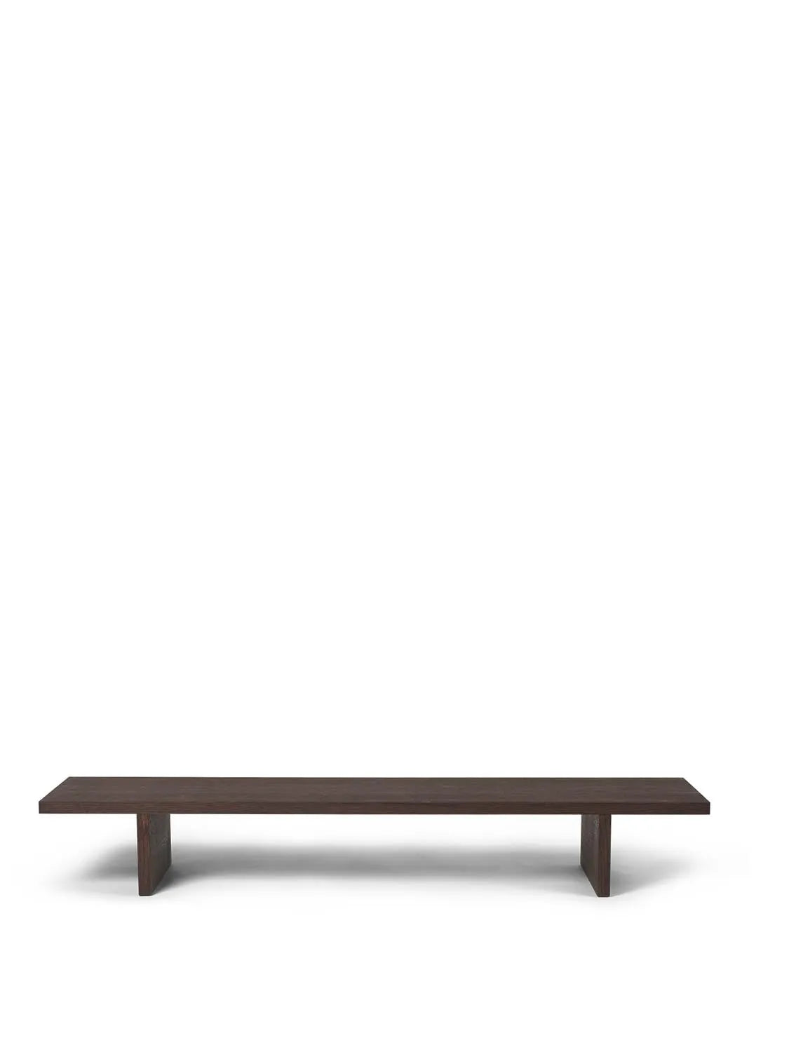 Der Kona Display Table von Ferm Living: Ein eleganter, japanisch inspirierter Tisch aus FSC-zertifiziertem Eichen-MDF für stilvolle Arrangements.