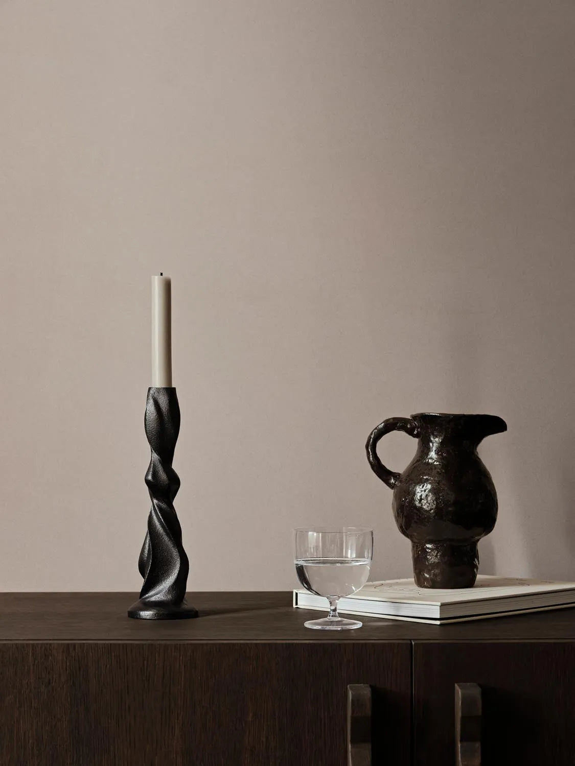 Gale Kerzenhalter H25  in  Blackened Aluminium präsentiert im Onlineshop von KAQTU Design AG. Kerzenständer ist von Ferm Living