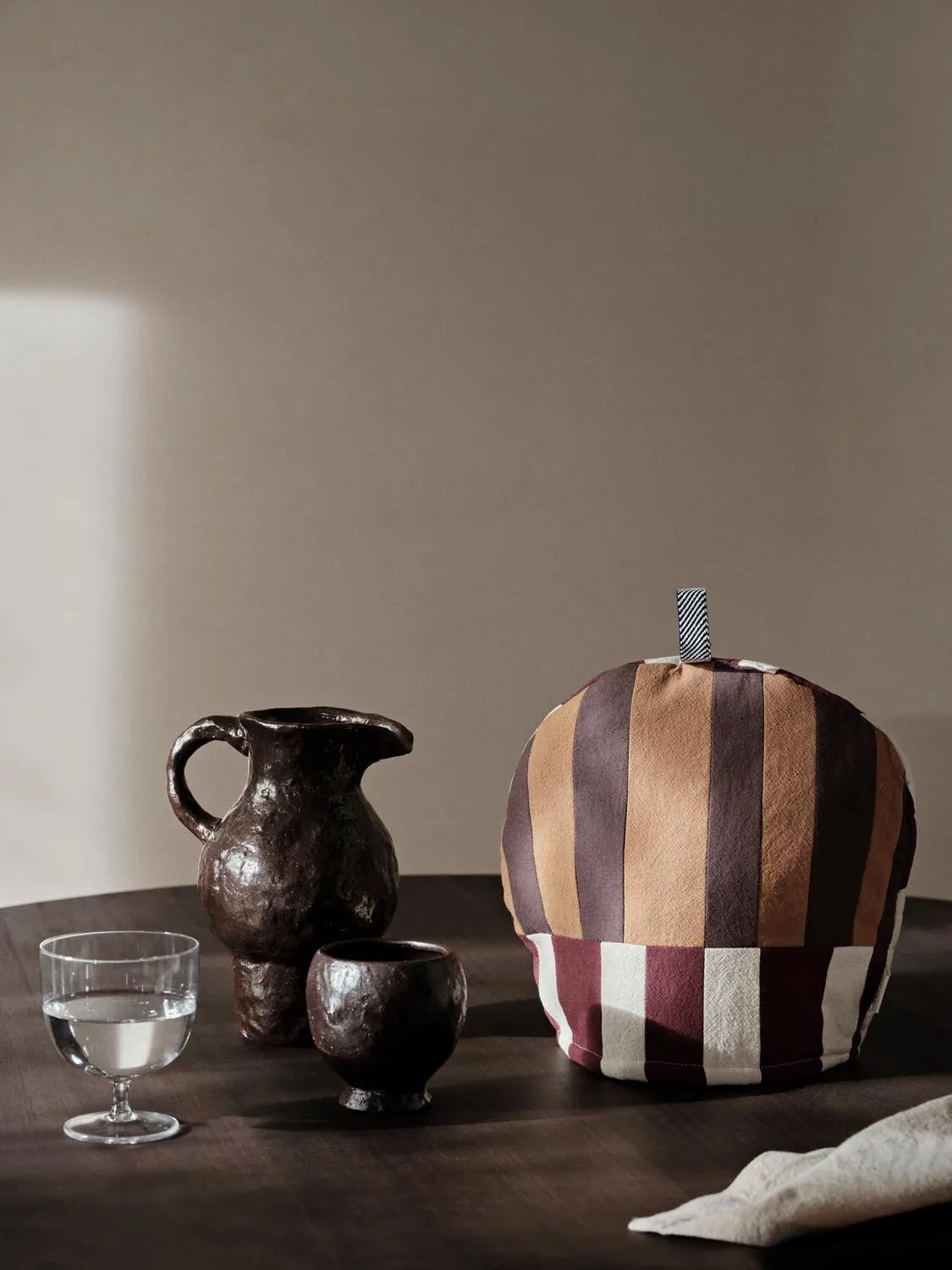 Eleganter Teewärmer aus recycelten Materialien von Ferm Living.