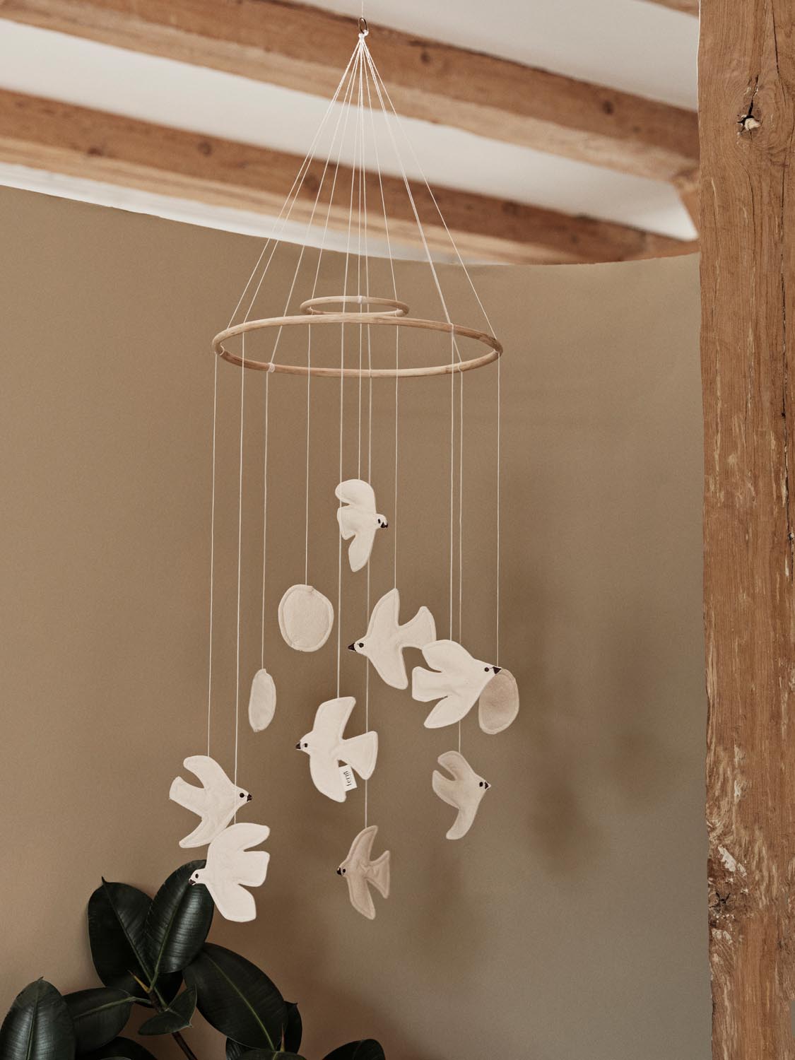 Swif Bird Mobile  in  Undyed präsentiert im Onlineshop von KAQTU Design AG. Objekte Kids ist von Ferm Living