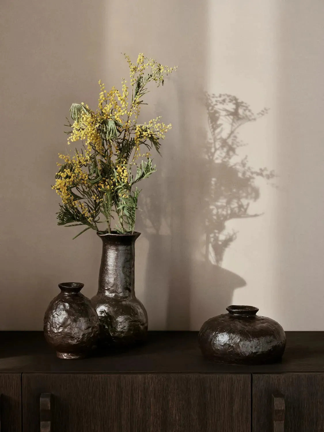 Stilvolle Doro Vase H27 von Ferm Living, Terrakotta-Kunstwerk.