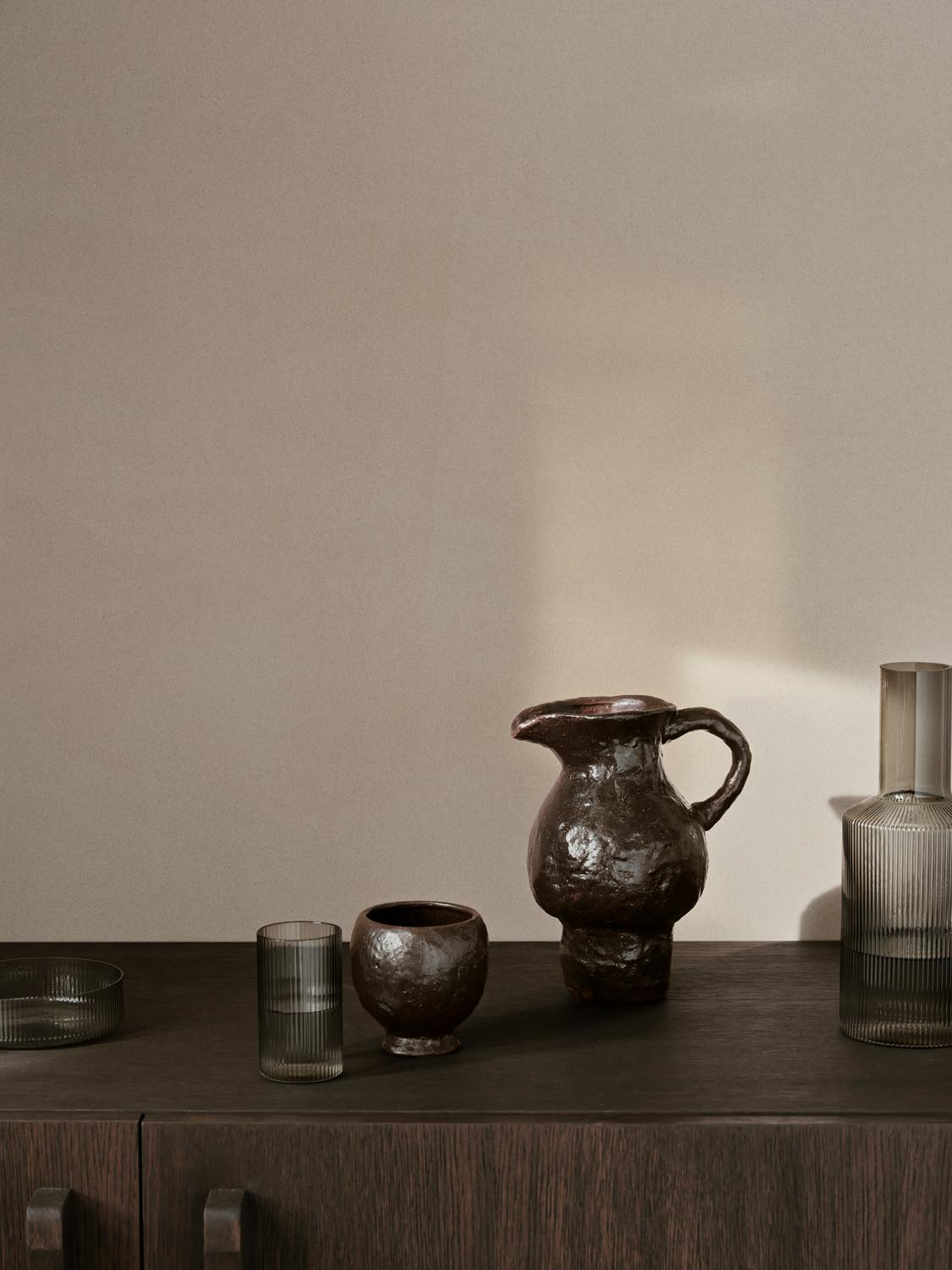 Doro Jug  in  Coffee präsentiert im Onlineshop von KAQTU Design AG. Kanne ist von Ferm Living