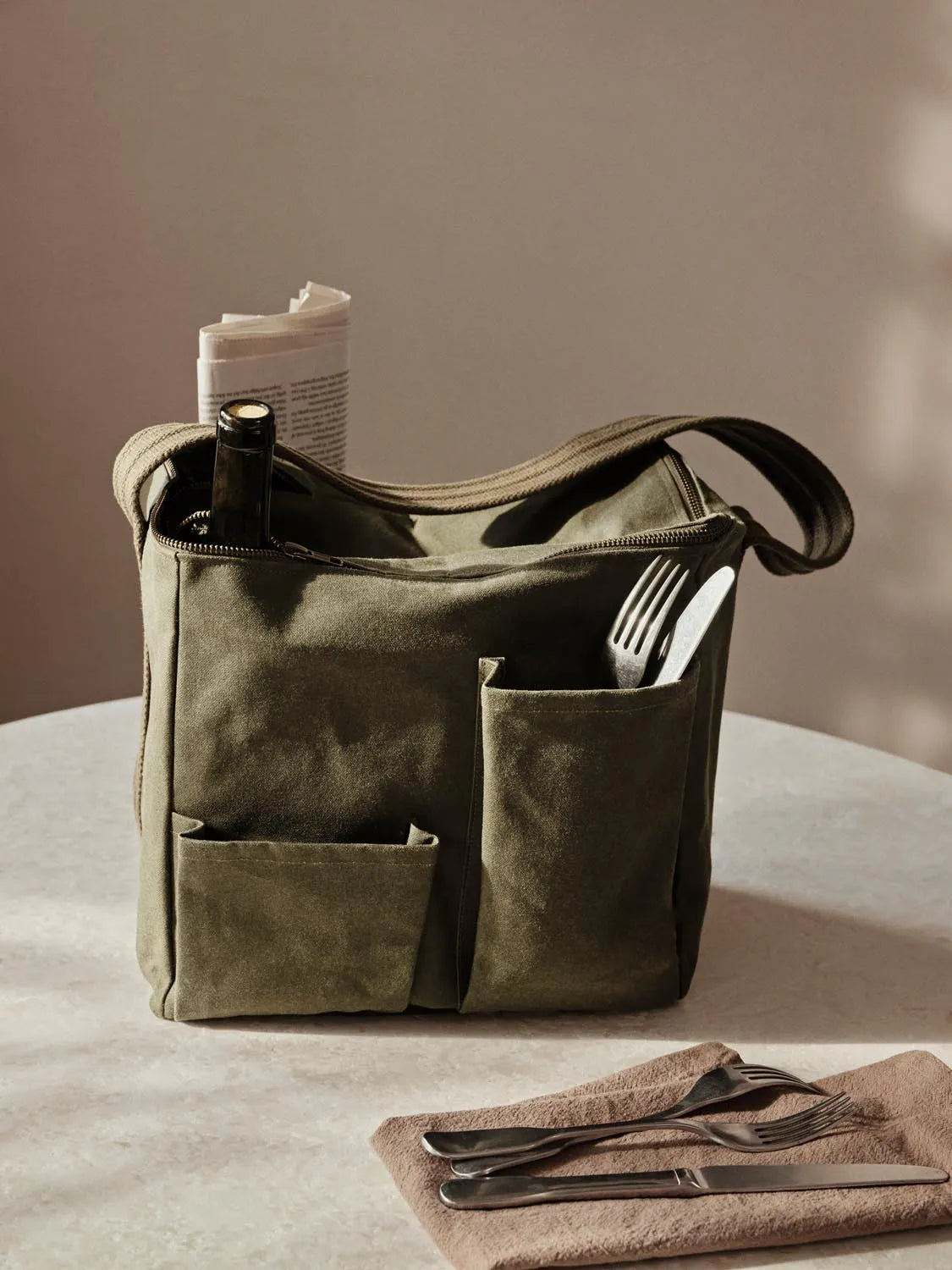 Elegante Picknicktasche aus Naturmaterialien von Ferm Living.