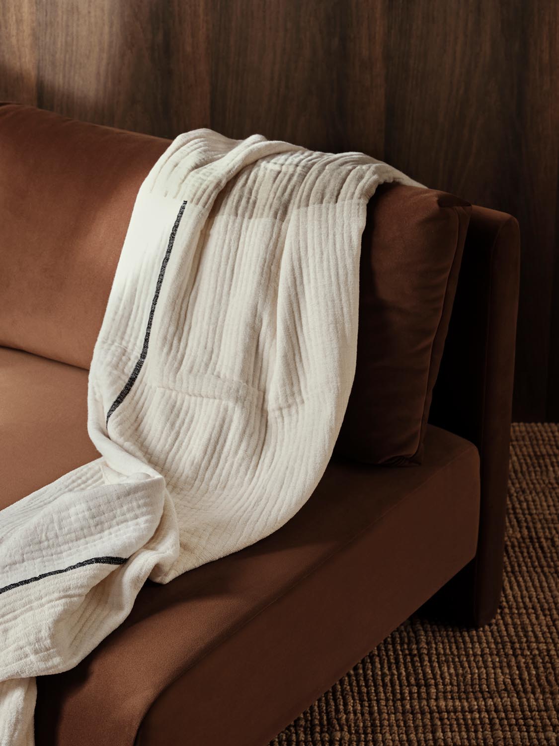 Dela Throw von Ferm Living: Handgefertigter Plaid aus Bambus, Bio-Baumwolle und Leinen. Perfekt für stilvolle Akzente und gemütliche Abende.
