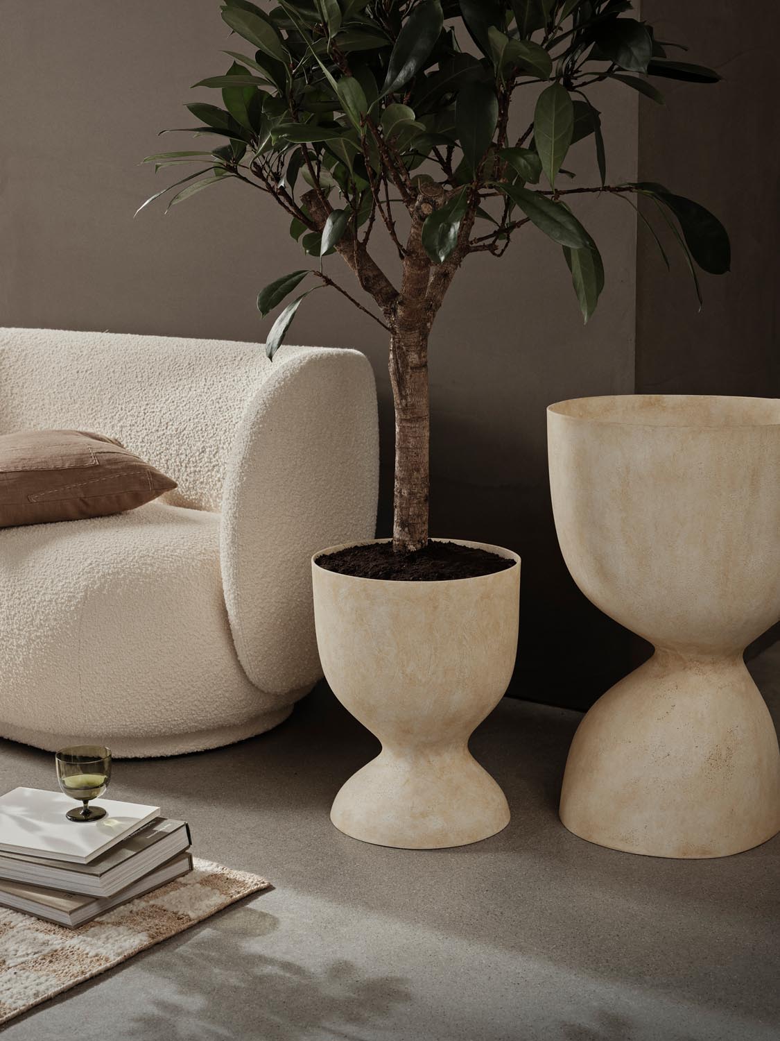 Evoke Pot H70  in  Warm Sand präsentiert im Onlineshop von KAQTU Design AG. Blumentopf ist von Ferm Living