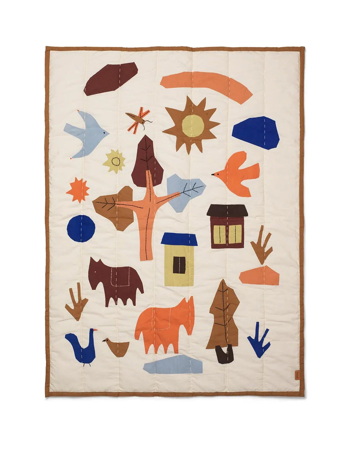 Die Village Quilted Blanket von Ferm Living: Kunstvolle Steppdecke aus Bio-Baumwolle, ideal als Spielmatte oder Wandbehang.