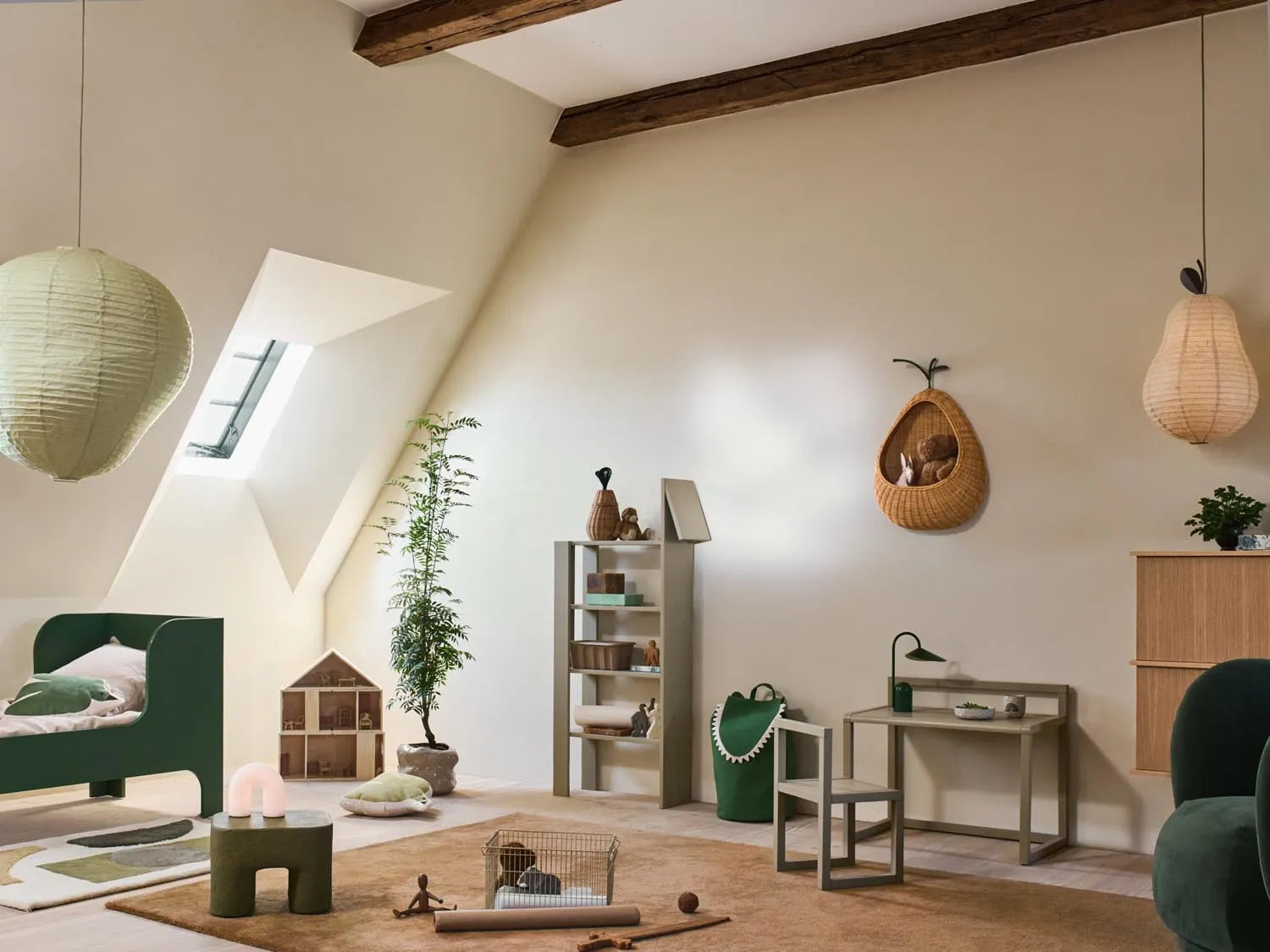 Elegantes Giraffe Regal von Ferm Living für stilvolle Kinderzimmer.