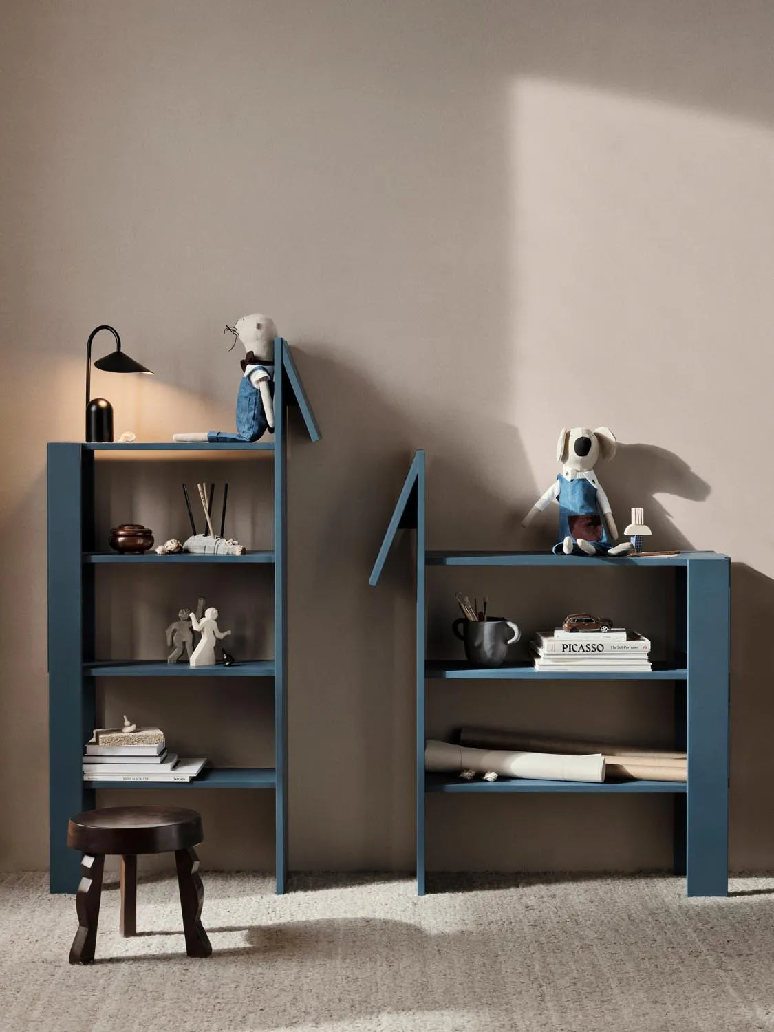 Stilvolles Horse Bücherregal von Ferm Living für kreative Räume.