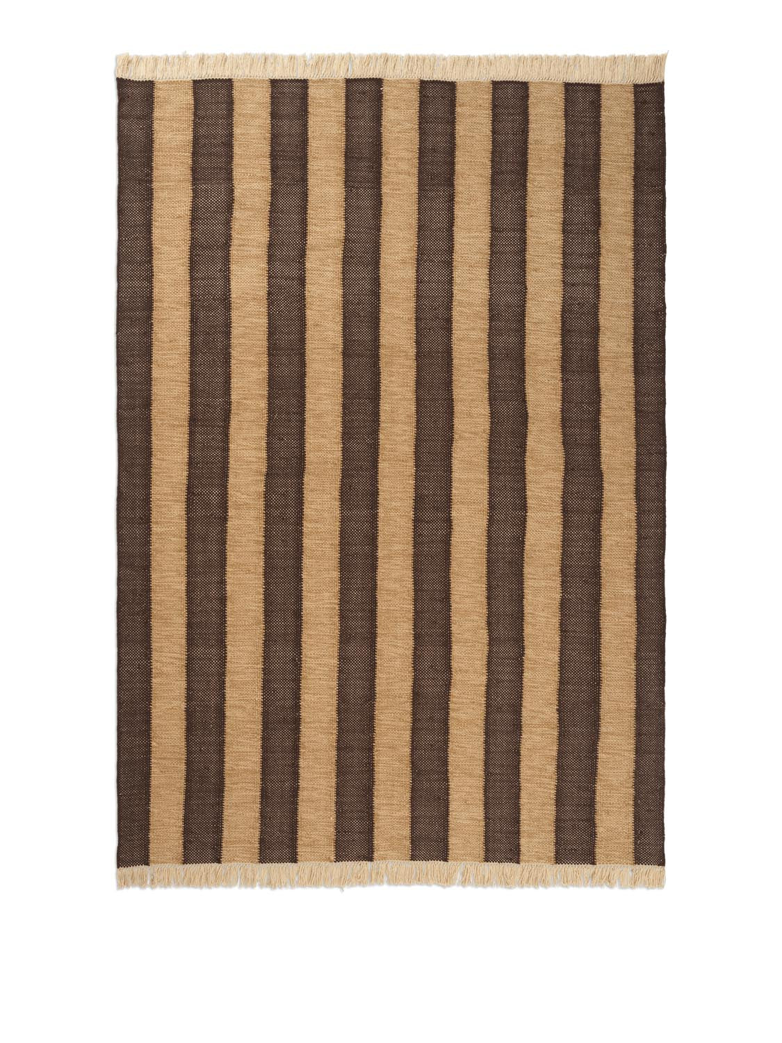Der Ives Teppich 140x200 von Ferm Living: stilvoll, nachhaltig, aus recyceltem PET, ideal für drinnen & draussen.