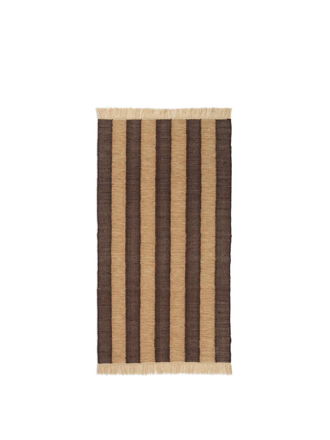 Ives Teppich 80x140 von Ferm Living: Stilvolles, nachhaltiges Design aus recyceltem PET, ideal für drinnen & draussen.