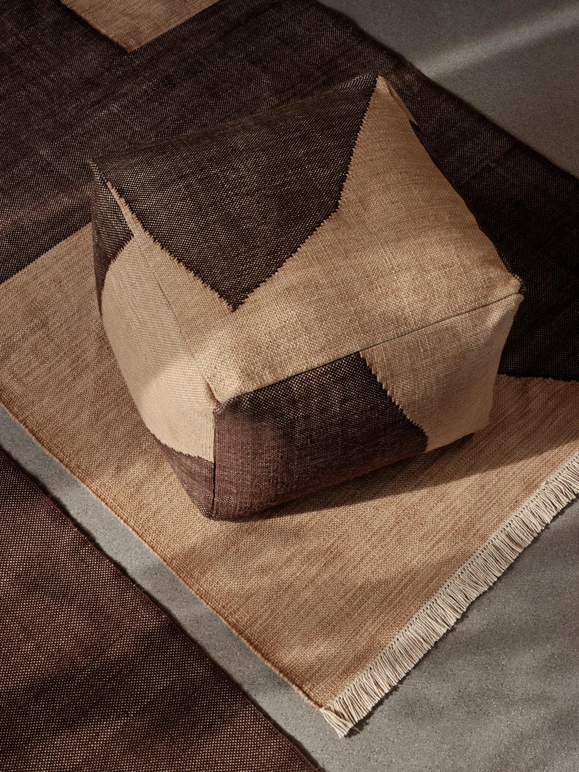 Forene Square Pouf  in  Tan/Chocolate präsentiert im Onlineshop von KAQTU Design AG. Pouf ist von Ferm Living