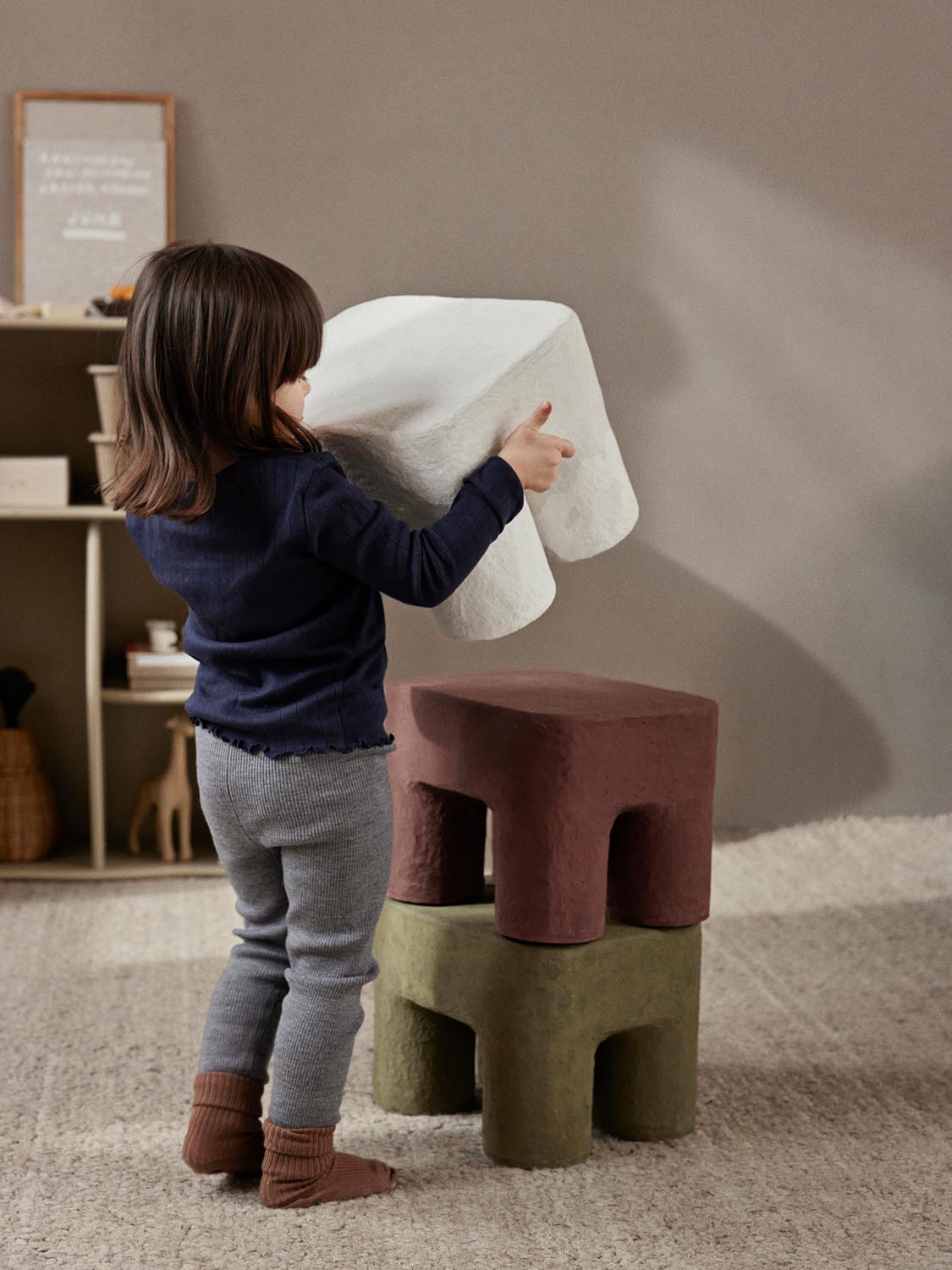 Podo Stool  in  Khaki präsentiert im Onlineshop von KAQTU Design AG. Hocker ist von Ferm Living