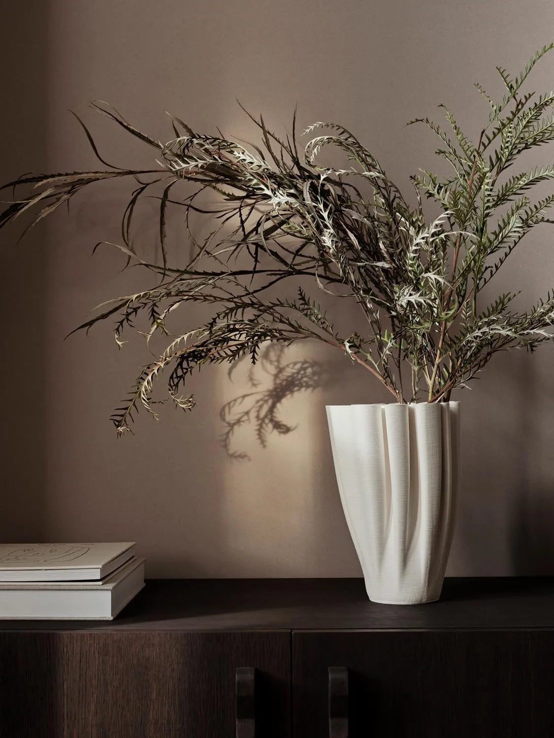 Elegante Dedali Vase von Ferm Living mit kunstvollem Linien-Design.