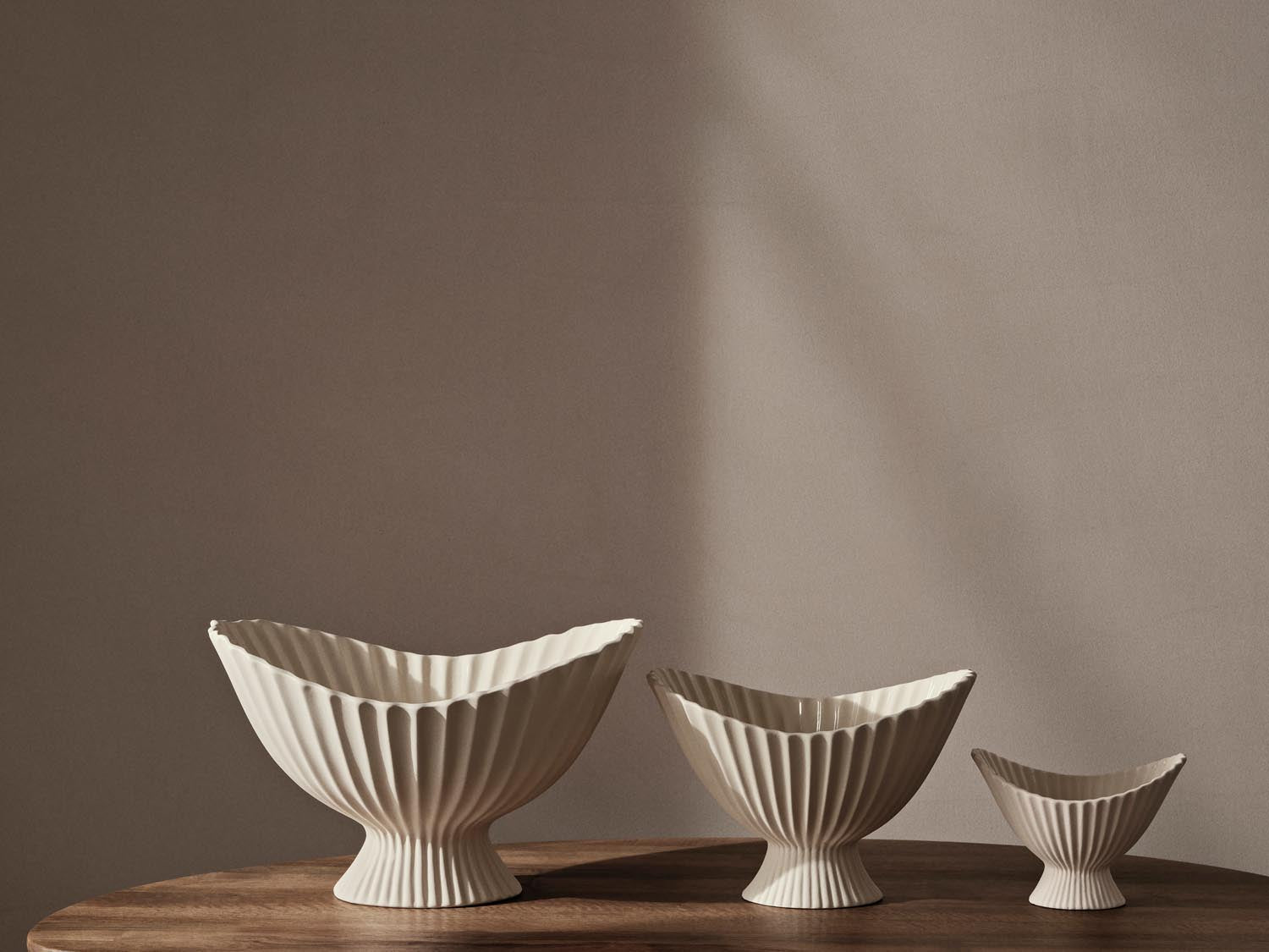 Fountain Bowl 28 in  Offwhite präsentiert im Onlineshop von KAQTU Design AG. Schüssel ist von Ferm Living