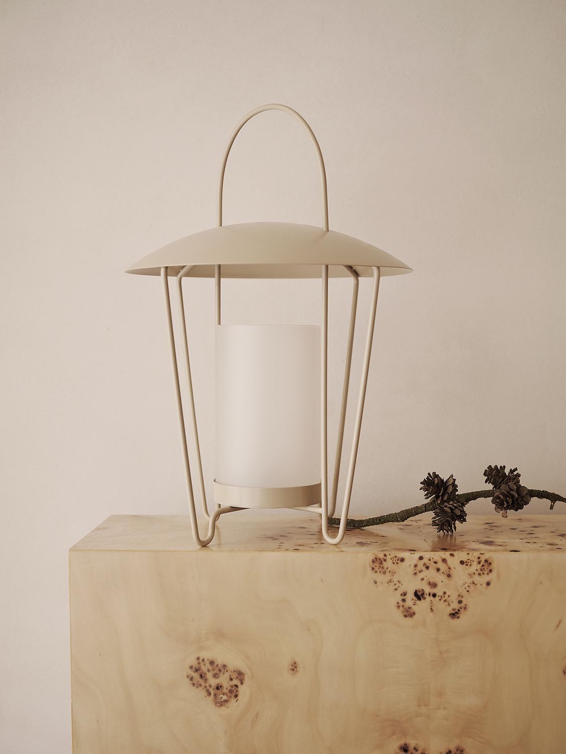 Elegante Abri-Laterne von Ferm Living für stimmungsvolle Beleuchtung.