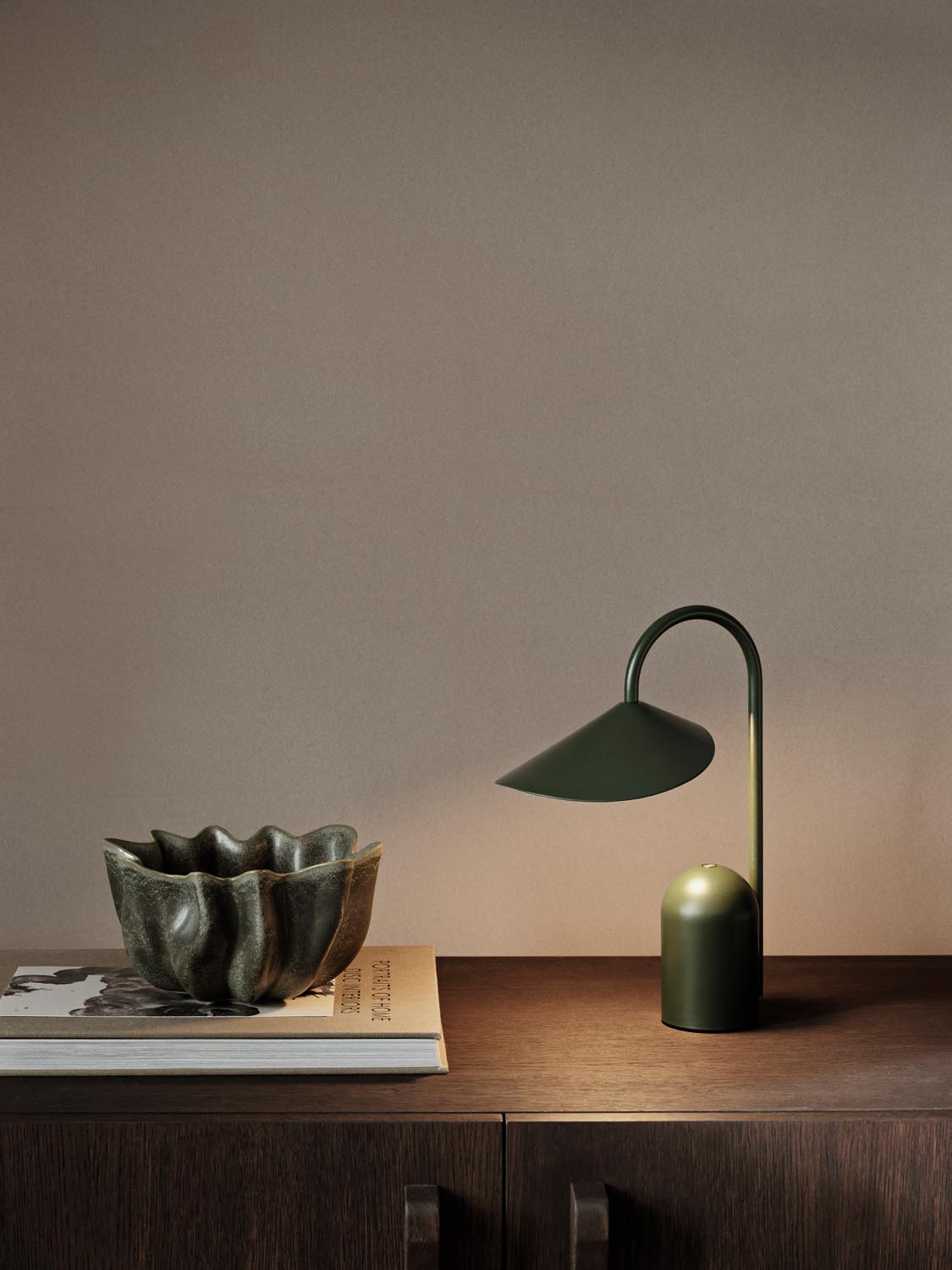 Nium Bowl Ø22  in  Dark Sage präsentiert im Onlineshop von KAQTU Design AG. Schüssel ist von Ferm Living